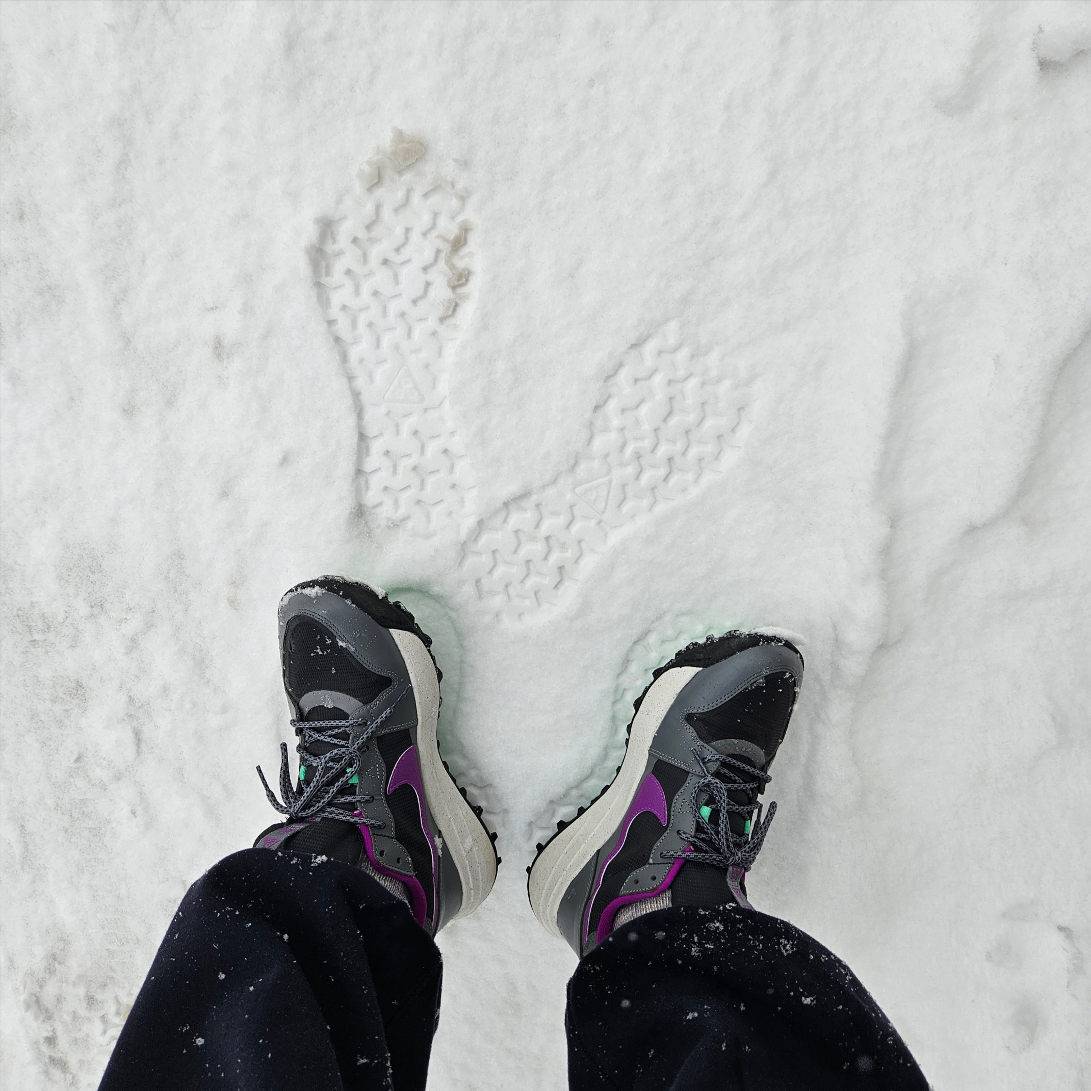 Nike ACG Lowcate Smoke Grey Vivid Purple 착용 스타일