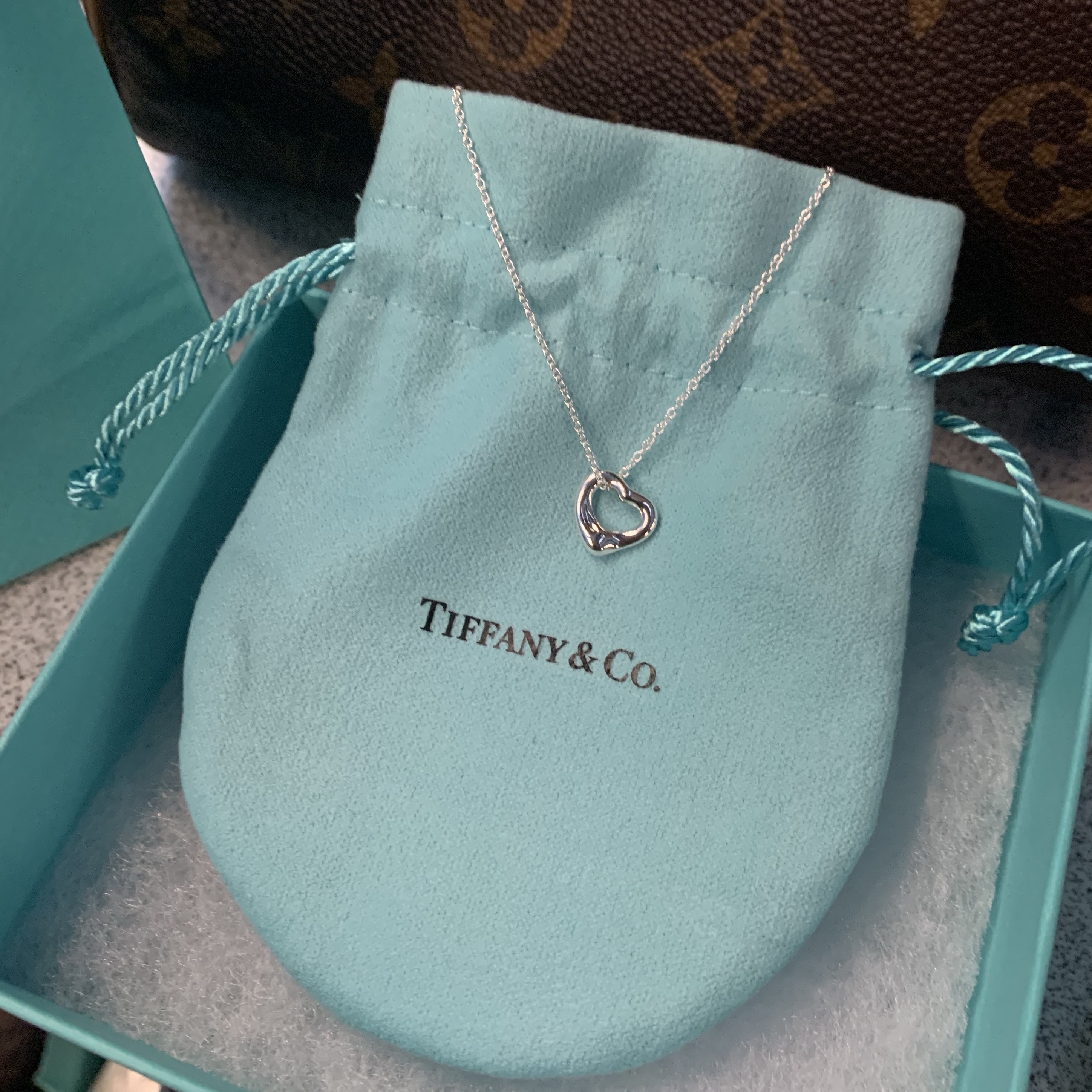 Tiffany & Co. Elsa Peretti Open Heart Pendant 11mm Silver 착용 스타일