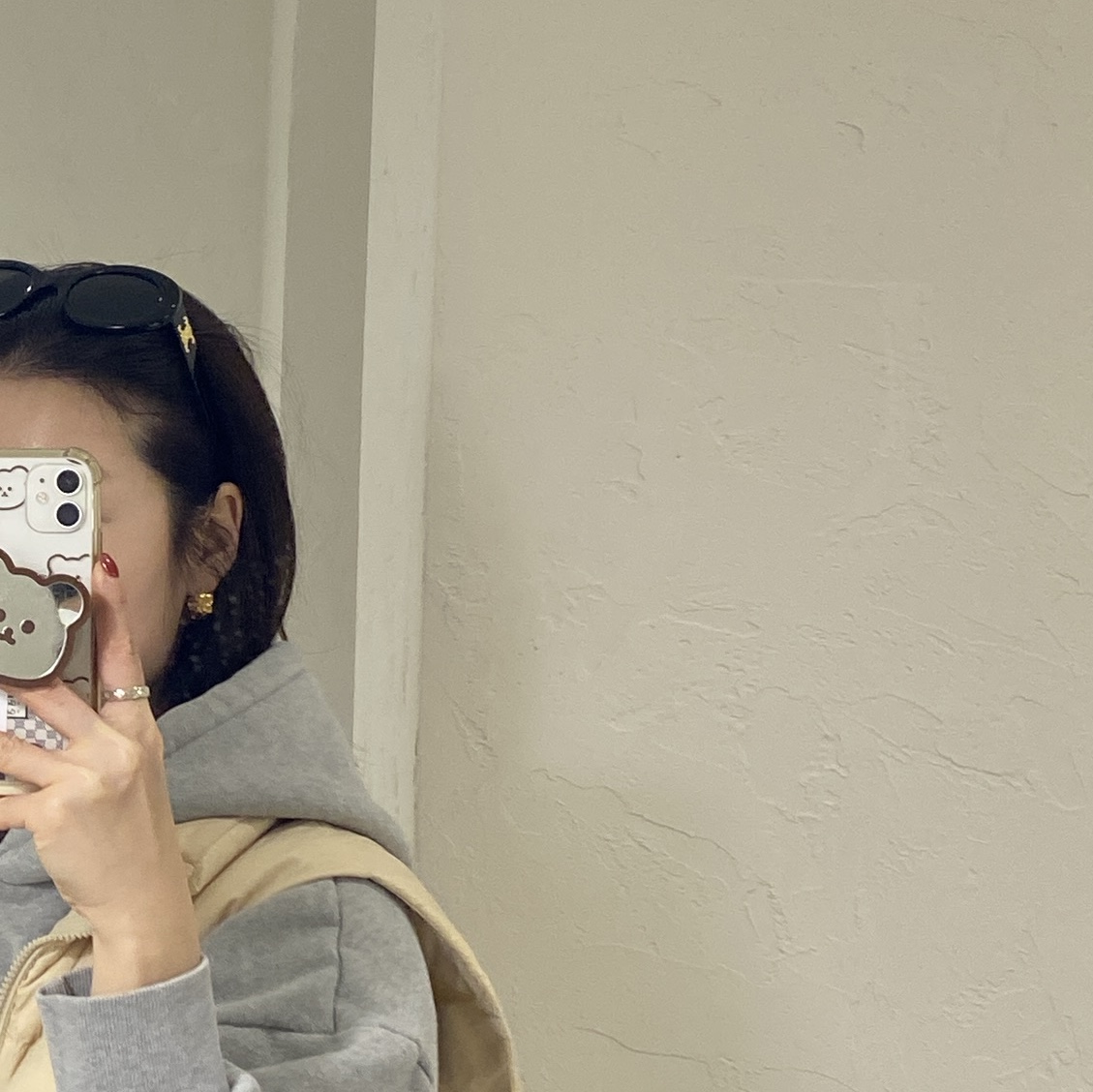 (W) Celine Triomphe 01 Sunglasses in Acetate Black 착용 스타일