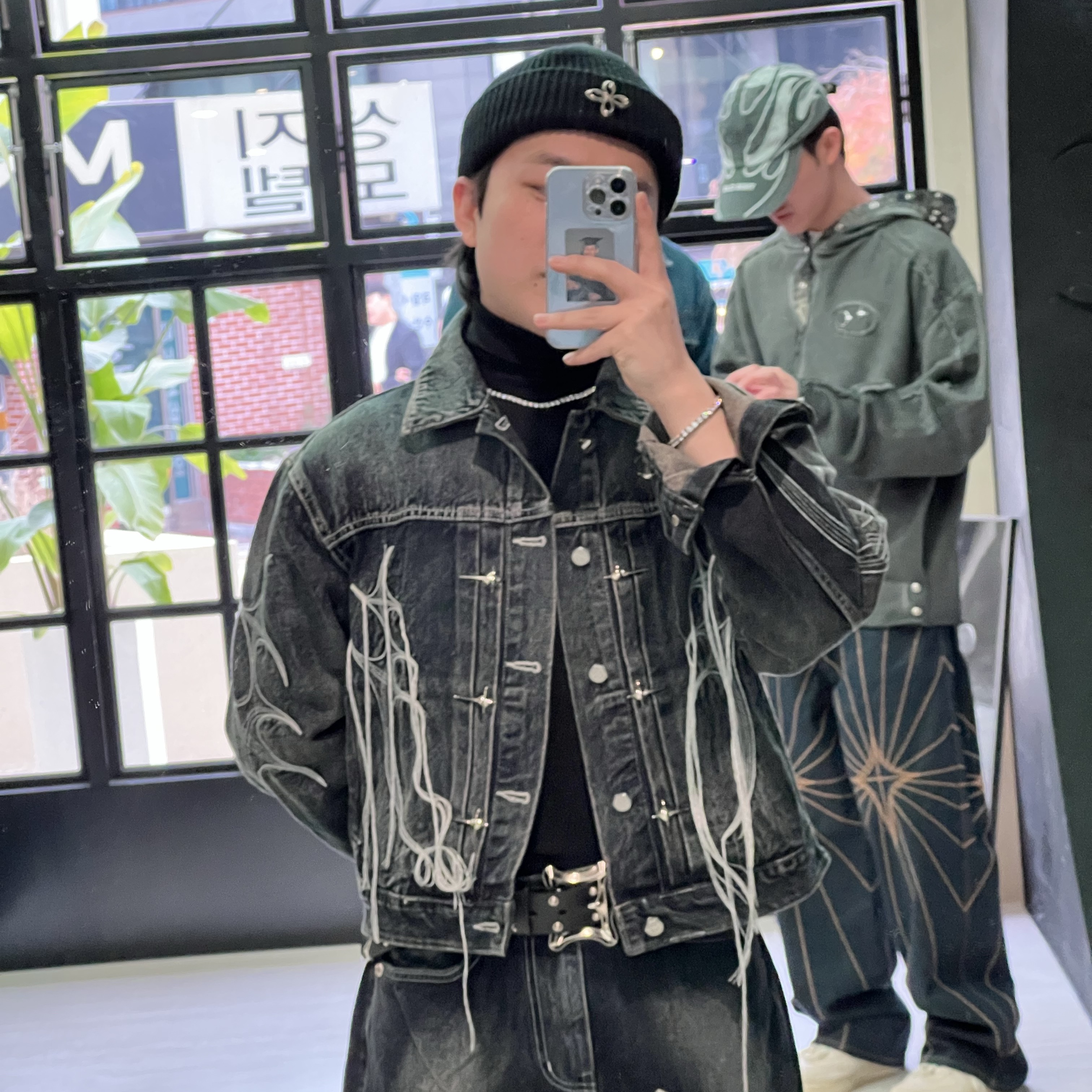 Surgery Clover Logo Beanie Ver.2 Black 착용 스타일