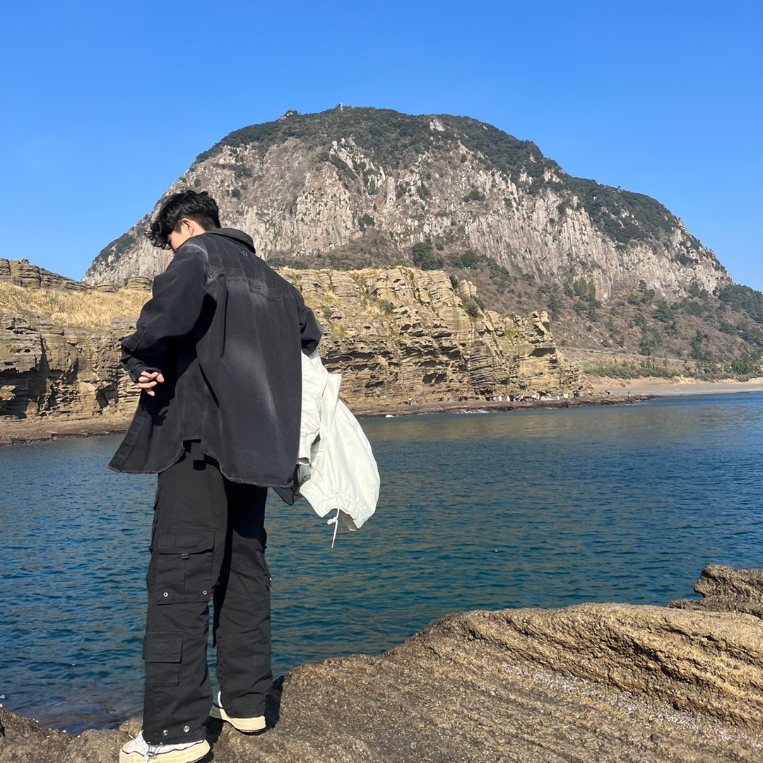 Wooyoungmi Embossing Back Logo Denim Shirt Black - 22SS, Maison Mihara Yasuhiro Peterson VL OG Sole Canvas Low-top Sneakers White 착용 스타일 - 1