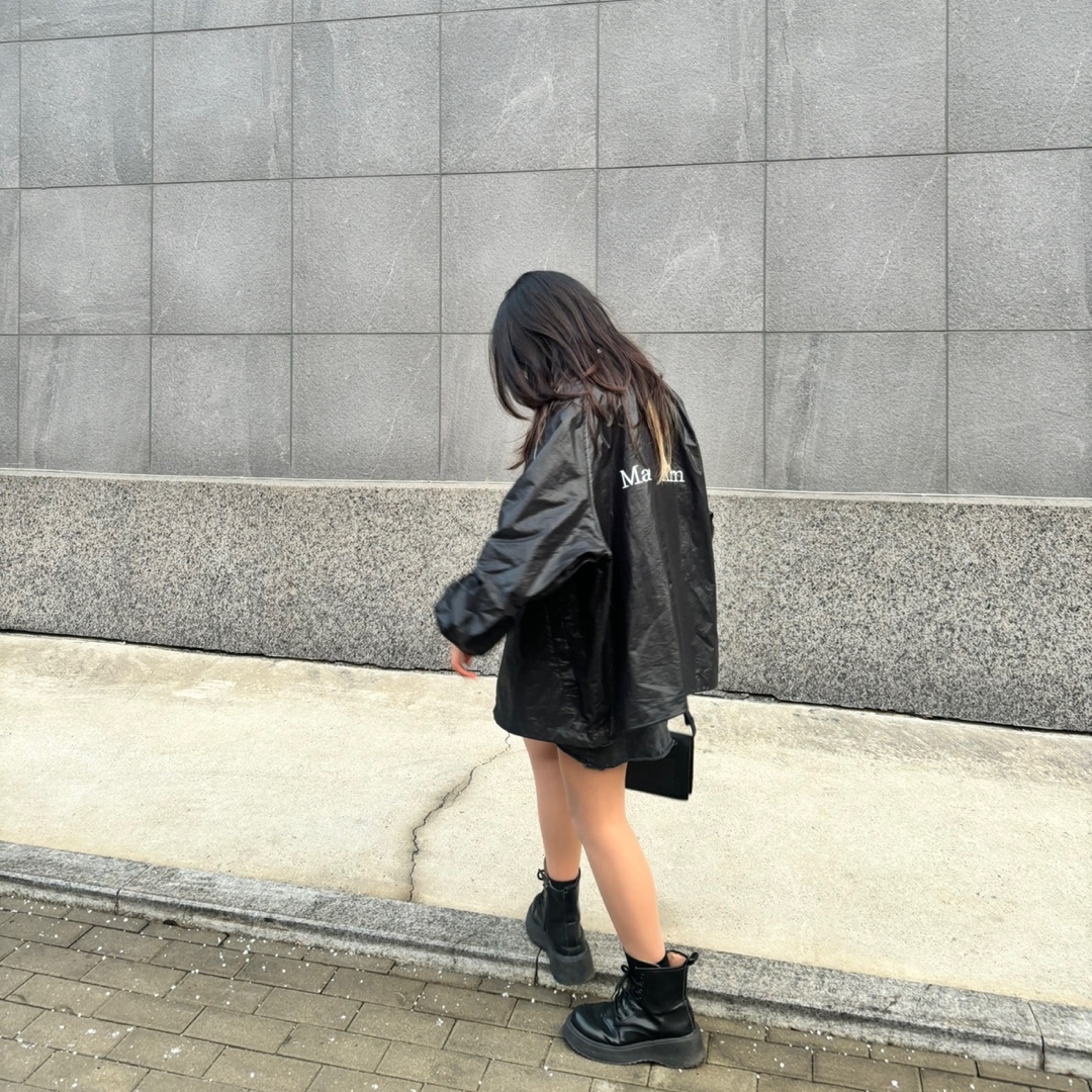 (W) Matin Kim Logo Coating Jumper Black 착용 스타일 - 2