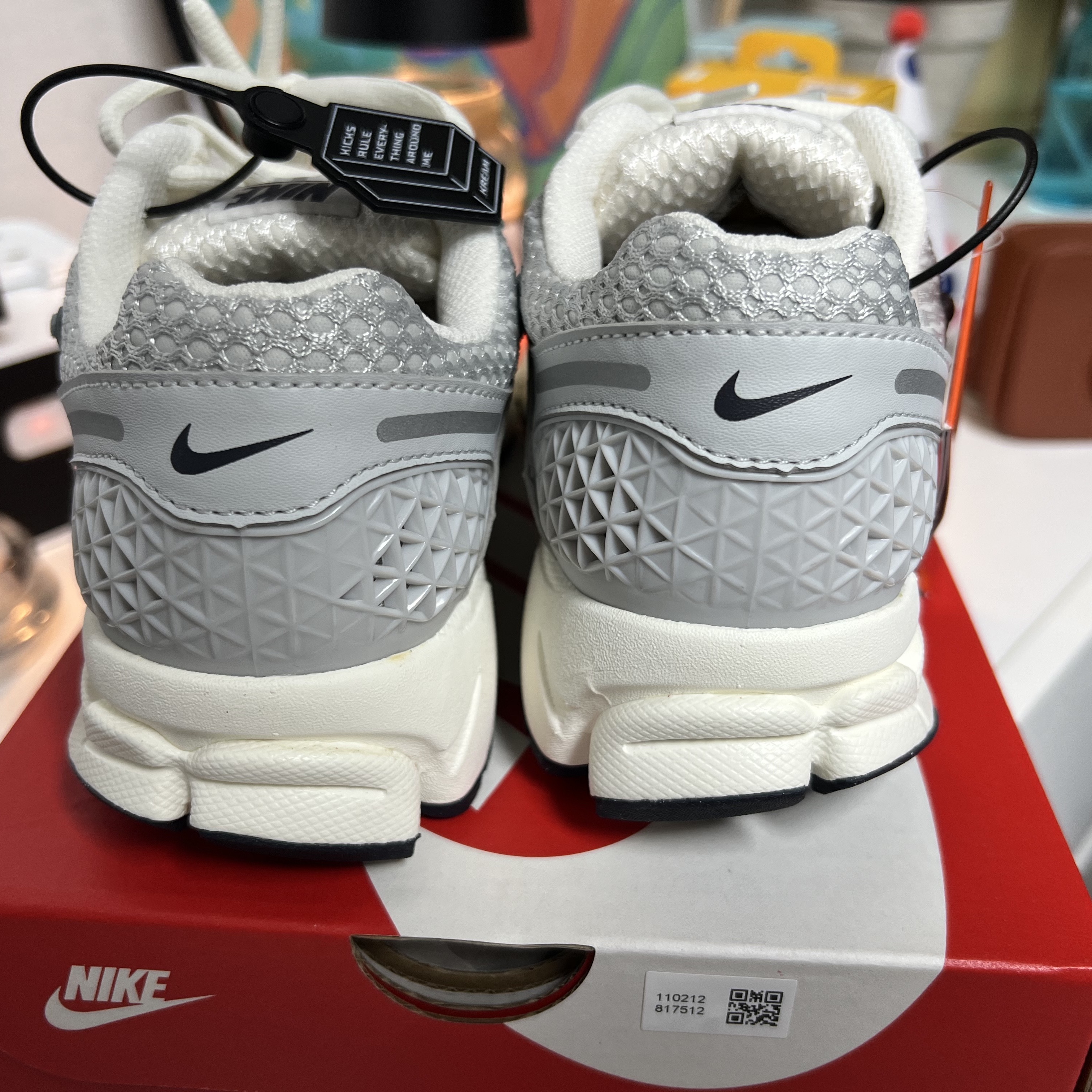 (W) Nike Zoom Vomero 5 Photon Dust and Metallic Silver 착용 스타일 - 3