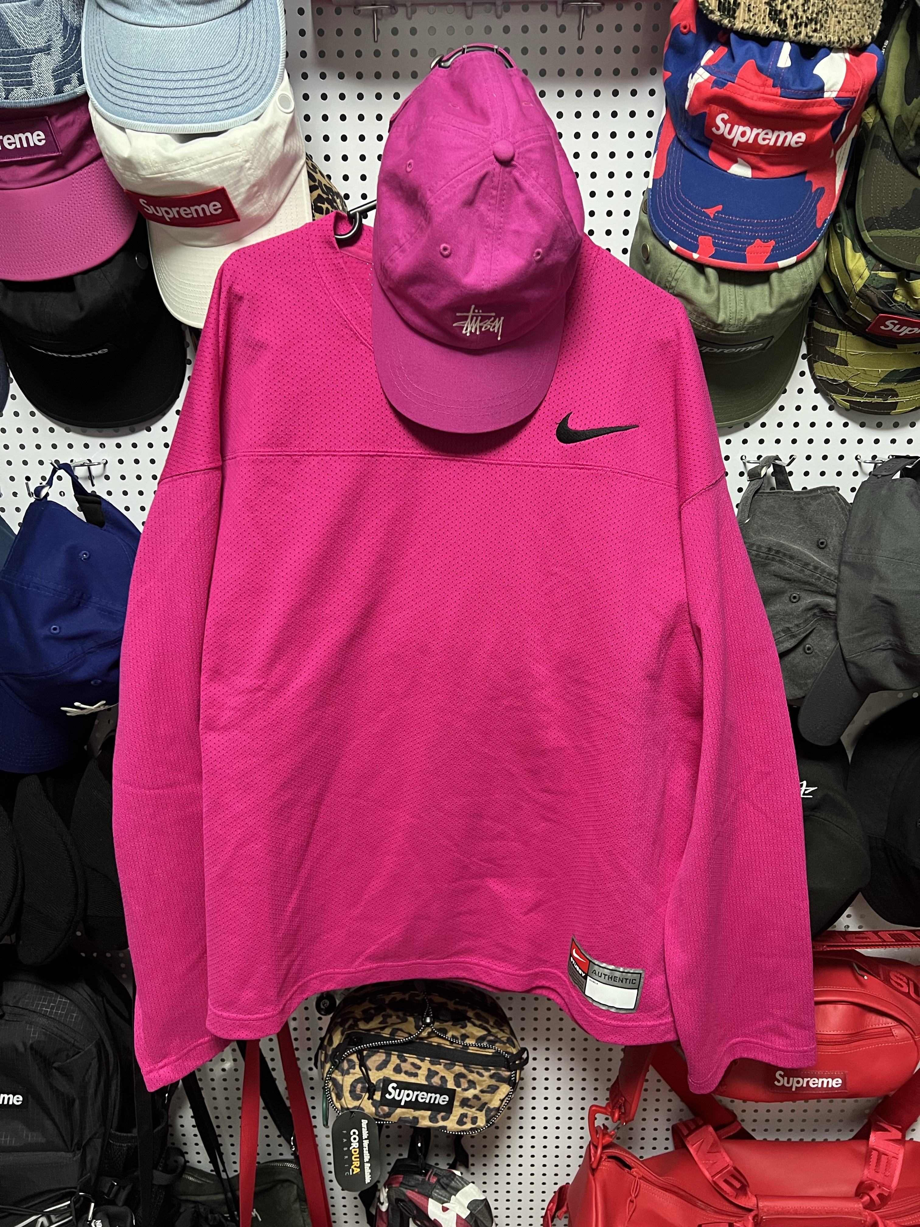 Nike x Stussy Long Sleeve Top Fireberry (FJ9164-615), Stussy Basic Stock Low Pro Cap Magenta 착용 스타일 - 1