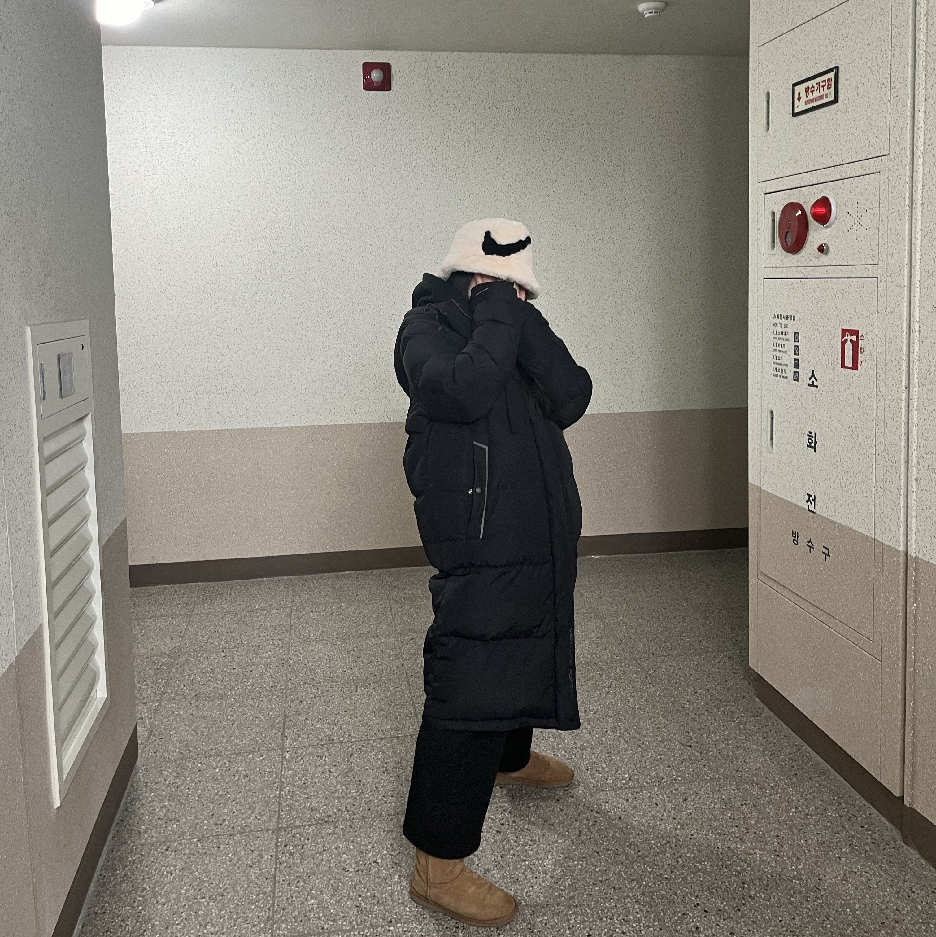 Nike Apex Faux Fur Swoosh Bucket Guava Ice, (W) UGG Classic Short II Boots Chestnut 착용 스타일