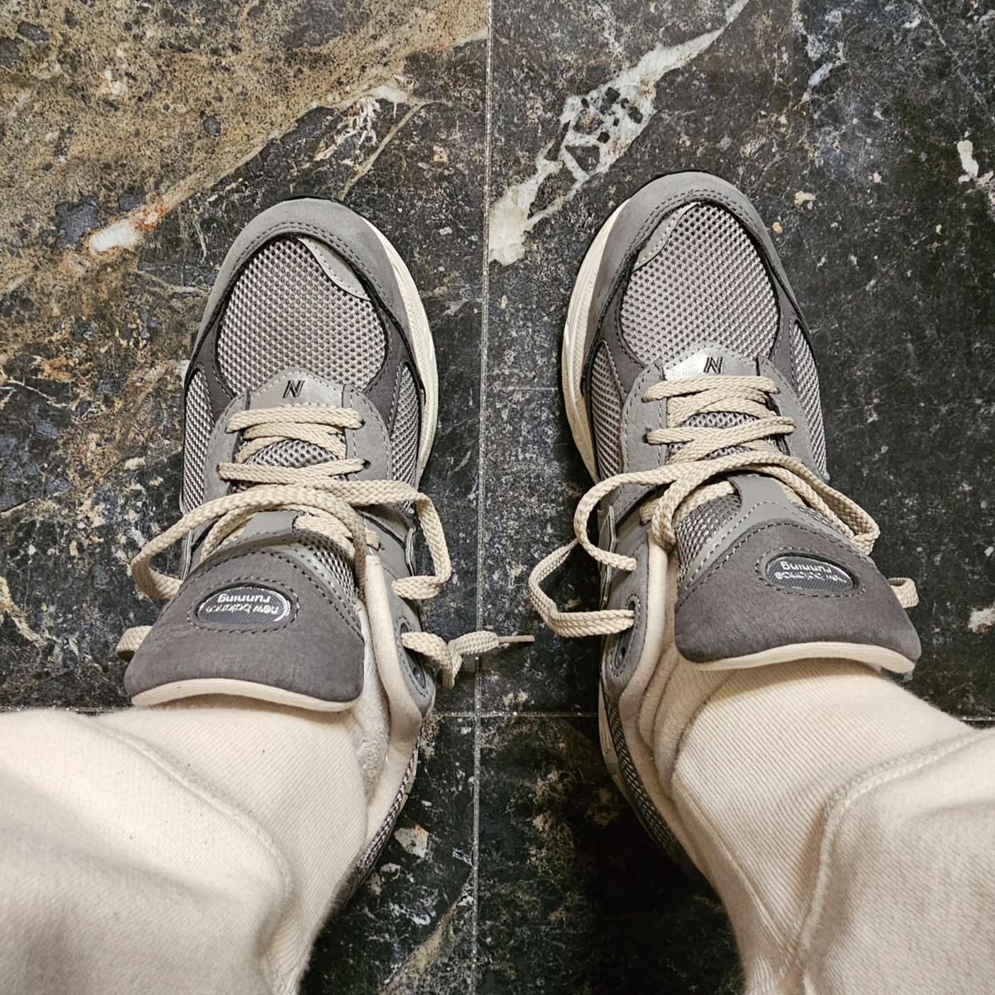 New Balance 2002R Premium Vintage Grey 착용 스타일