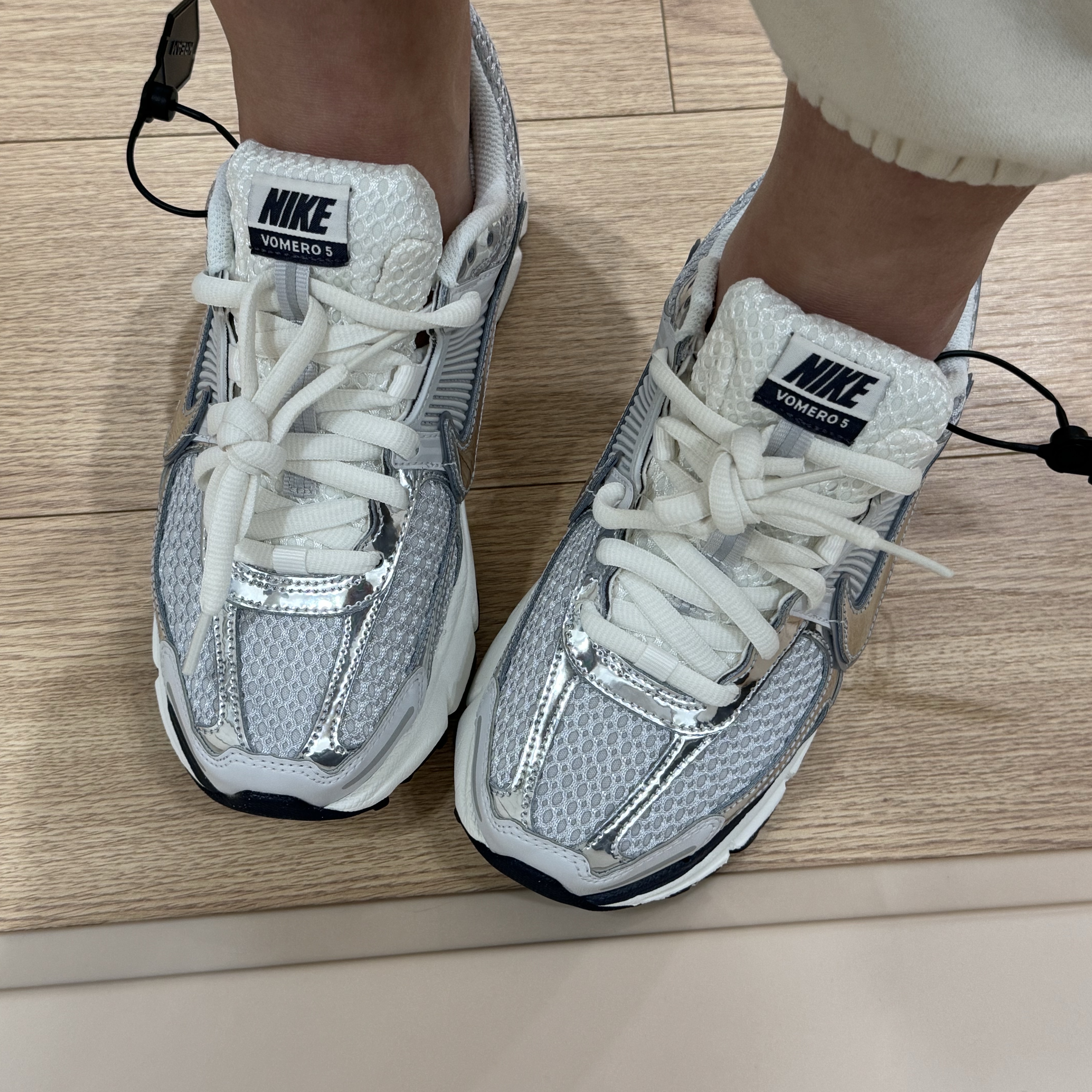 (W) Nike Zoom Vomero 5 Photon Dust and Metallic Silver 착용 스타일