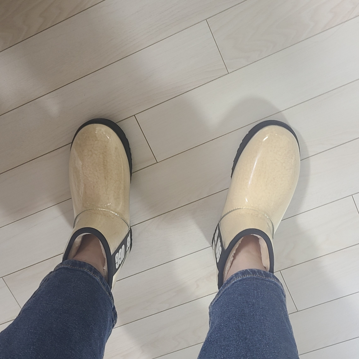 (W) UGG Classic Clear Mini Boots Natural Black 착용 스타일
