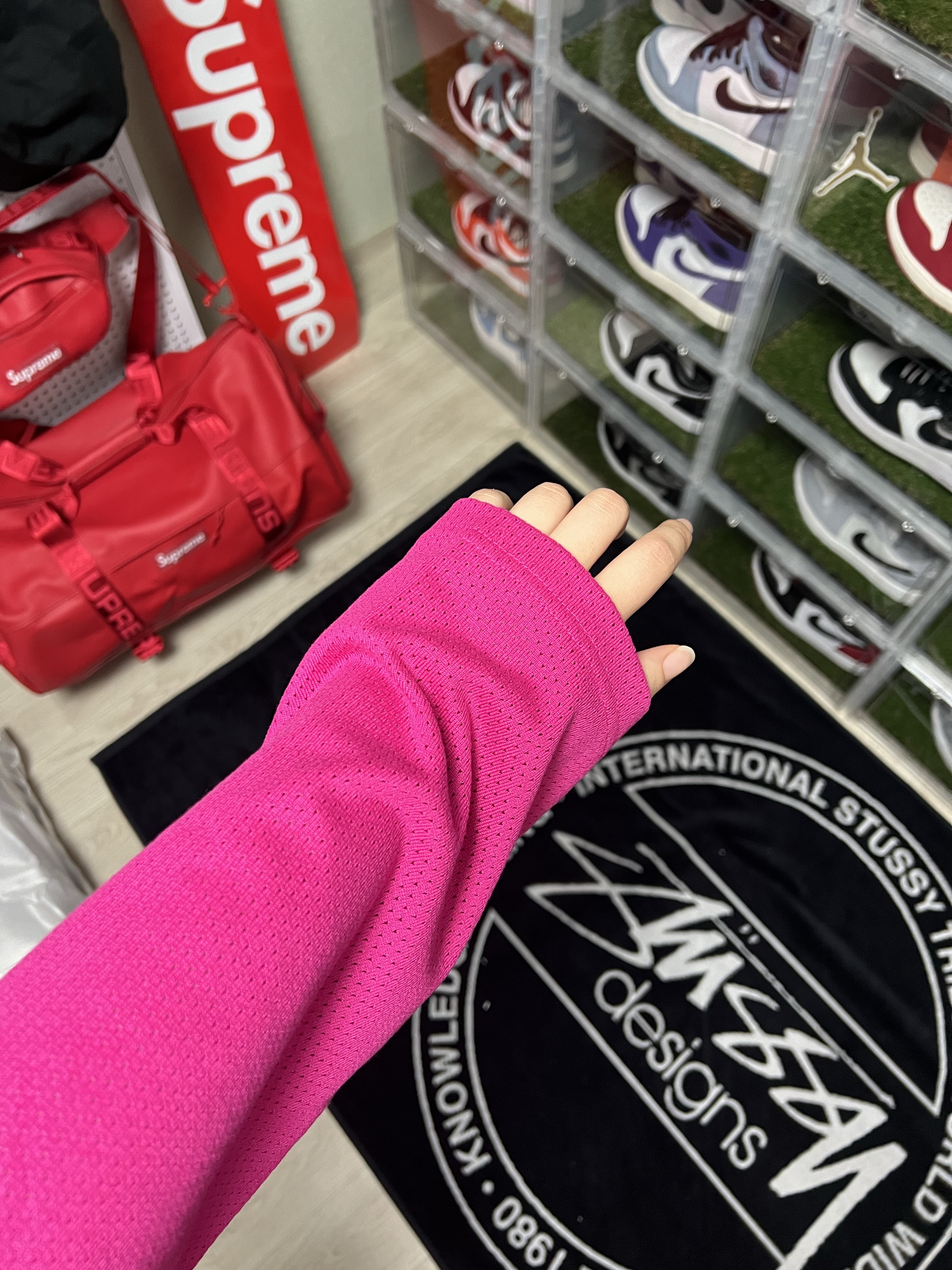 Nike x Stussy Long Sleeve Top Fireberry (FJ9164-615), Stussy Basic Stock Low Pro Cap Magenta 착용 스타일 - 3