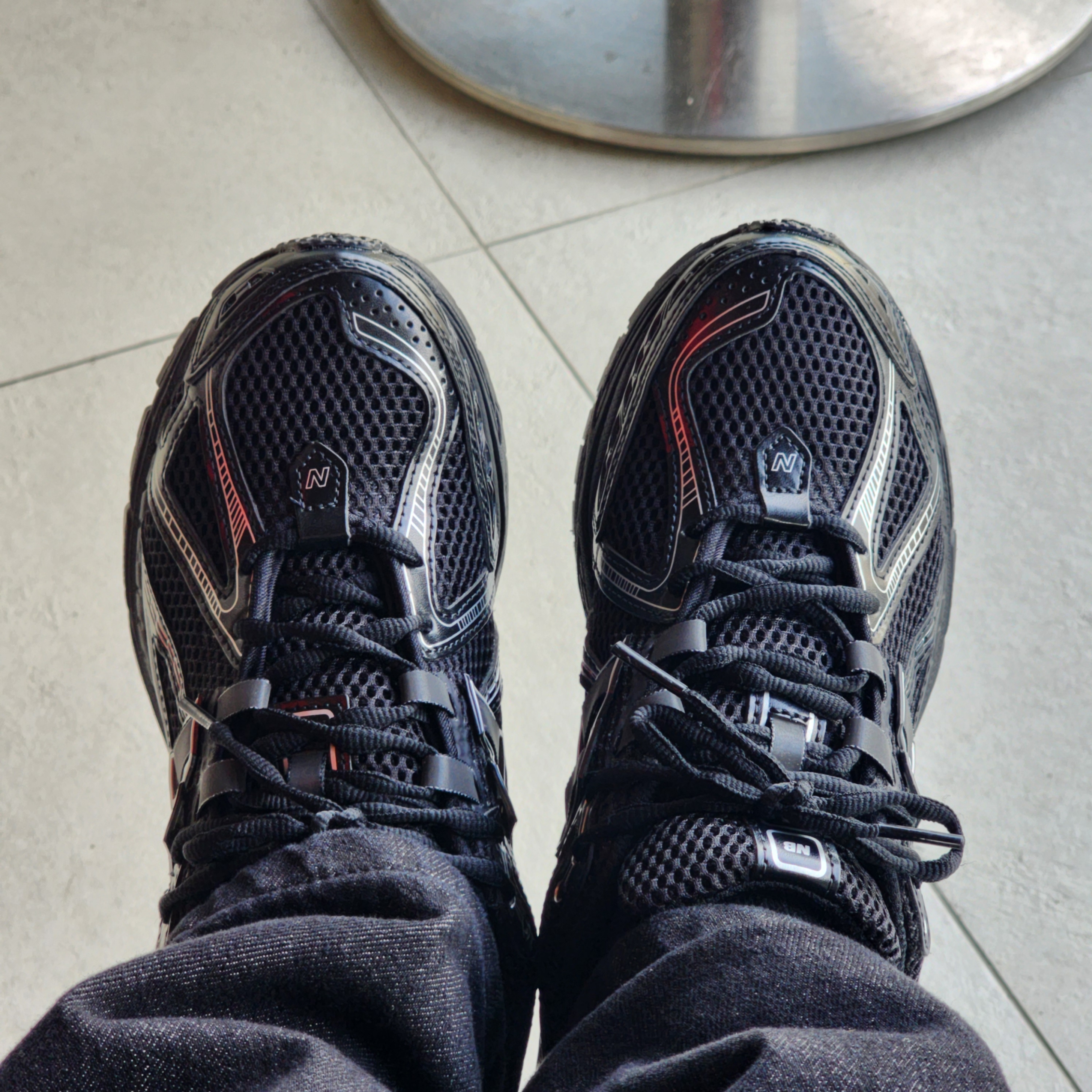 New Balance 1906R Black Silver Metallic 착용 스타일 - 2