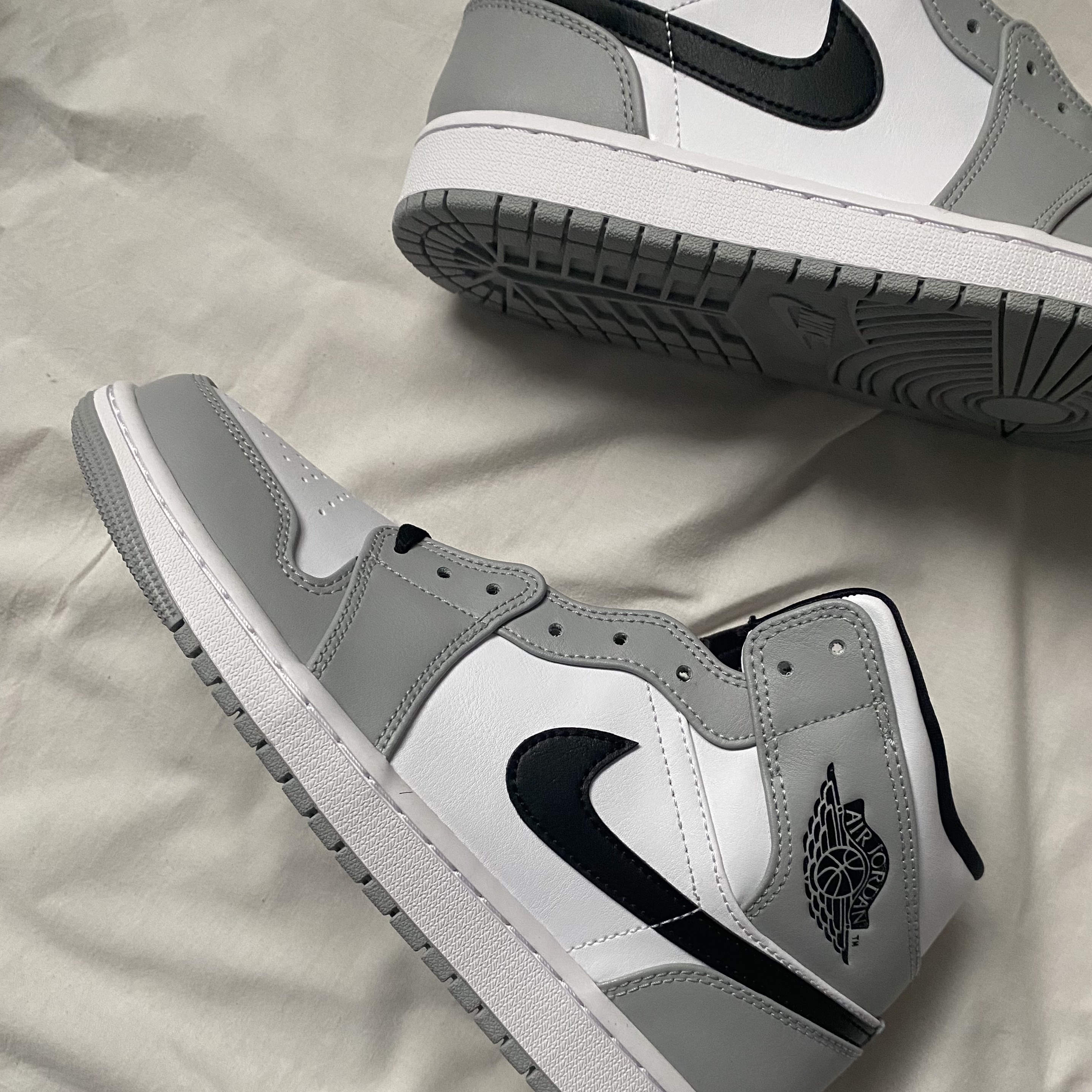 Jordan 1 Mid Light Smoke Grey 착용 스타일