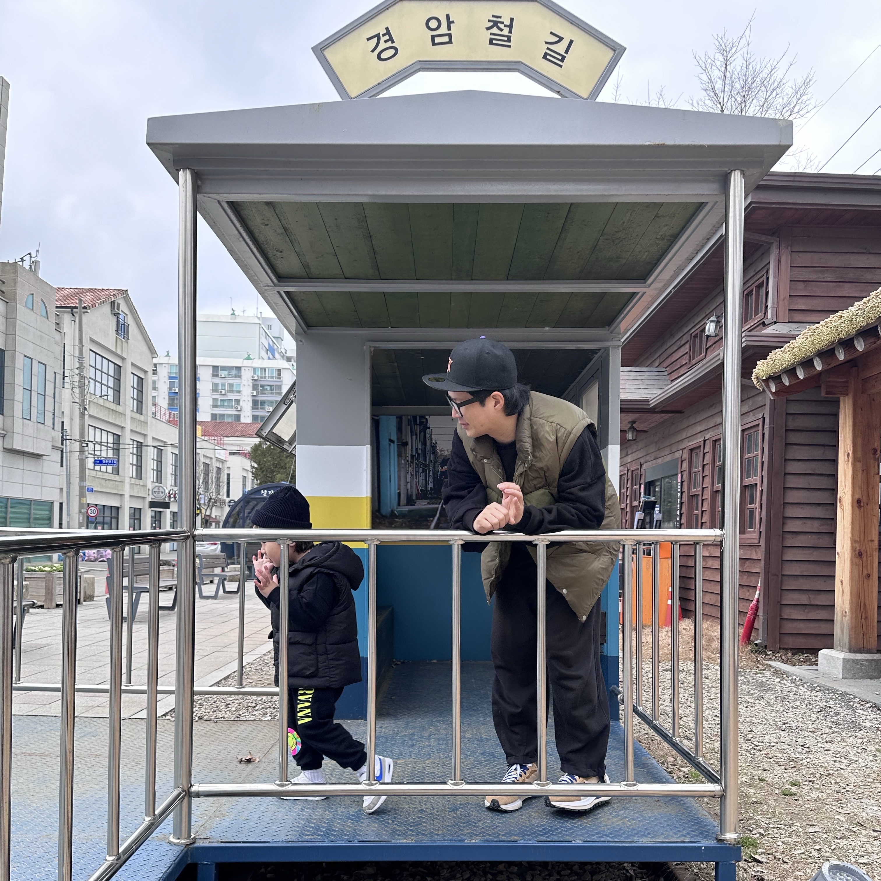 Nike x Sacai VaporWaffle Sesame and Blue Void 착용 스타일