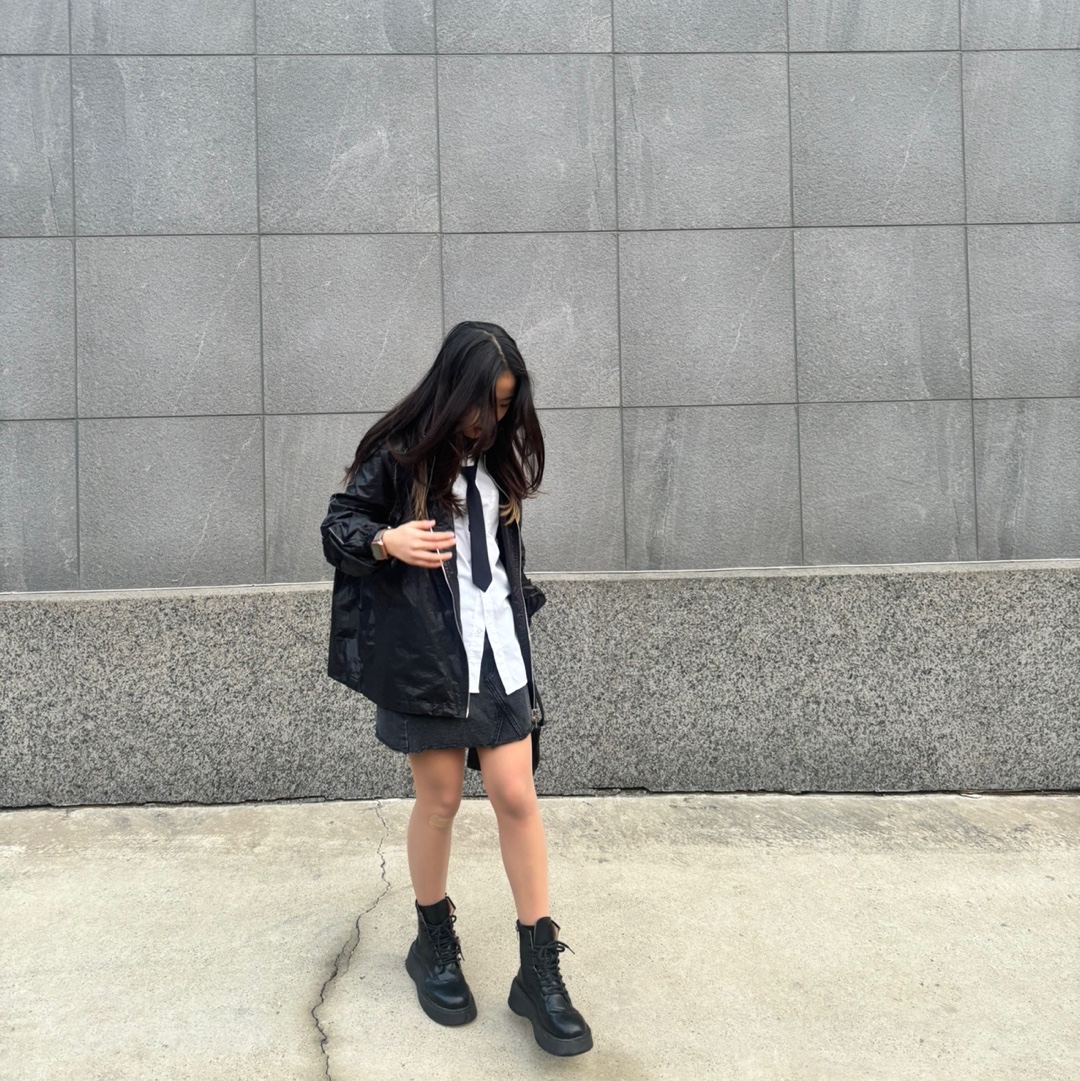 (W) Matin Kim Logo Coating Jumper Black 착용 스타일 - 3