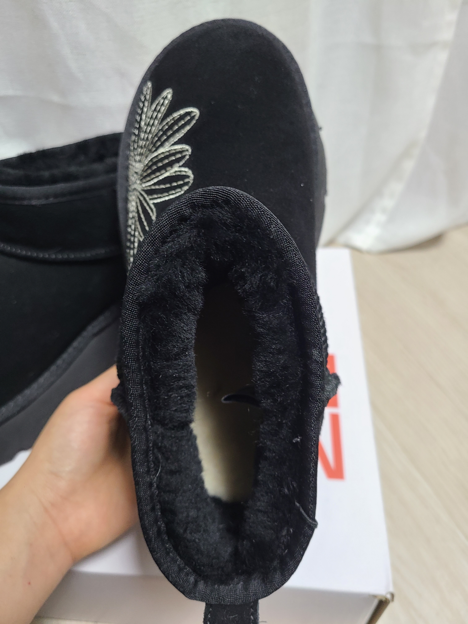 Mardi Mercredi Les Pompes Women Classique Mini Ugg Boots Black 착용 스타일 - 3