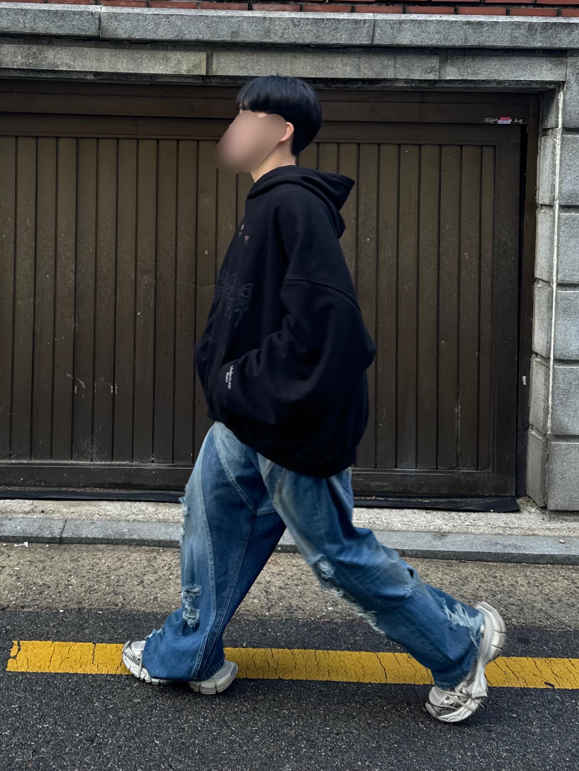 Civision by CSC Vision Distressed Denim Pants Washed Blue, Balenciaga 3XL Sneakers Beige 착용 스타일 - 2