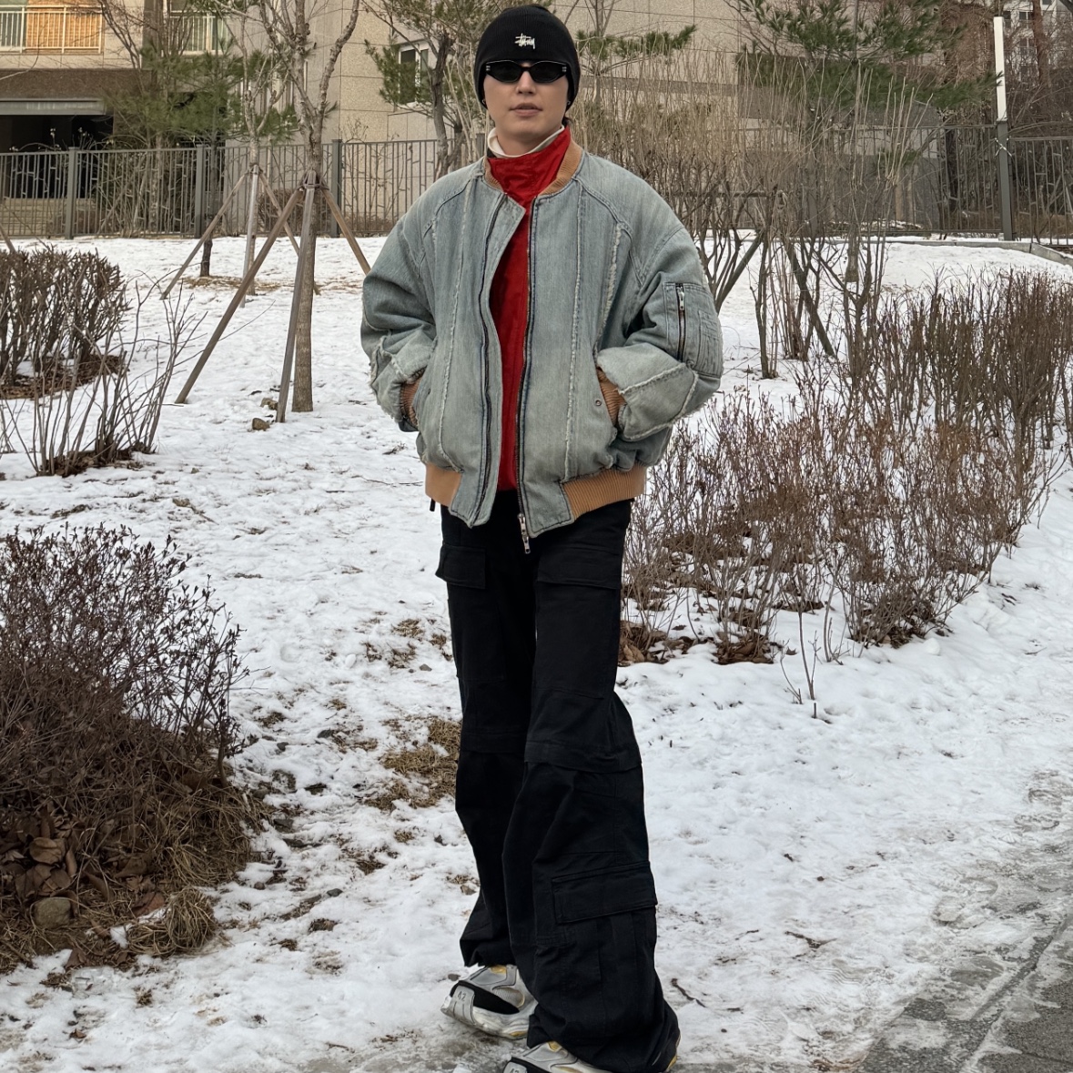 Stussy Basic Skullcap Beanie Black, Balenciaga Flared Cargo Pants Black 착용 스타일 - 3