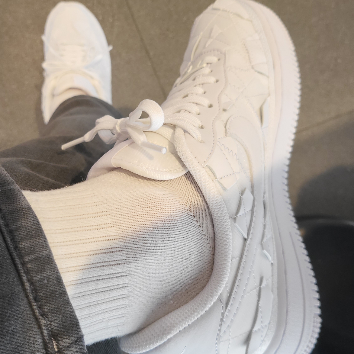 Nike x Billie Eilish Air Force 1 Low SP Triple White 착용 스타일 - 2