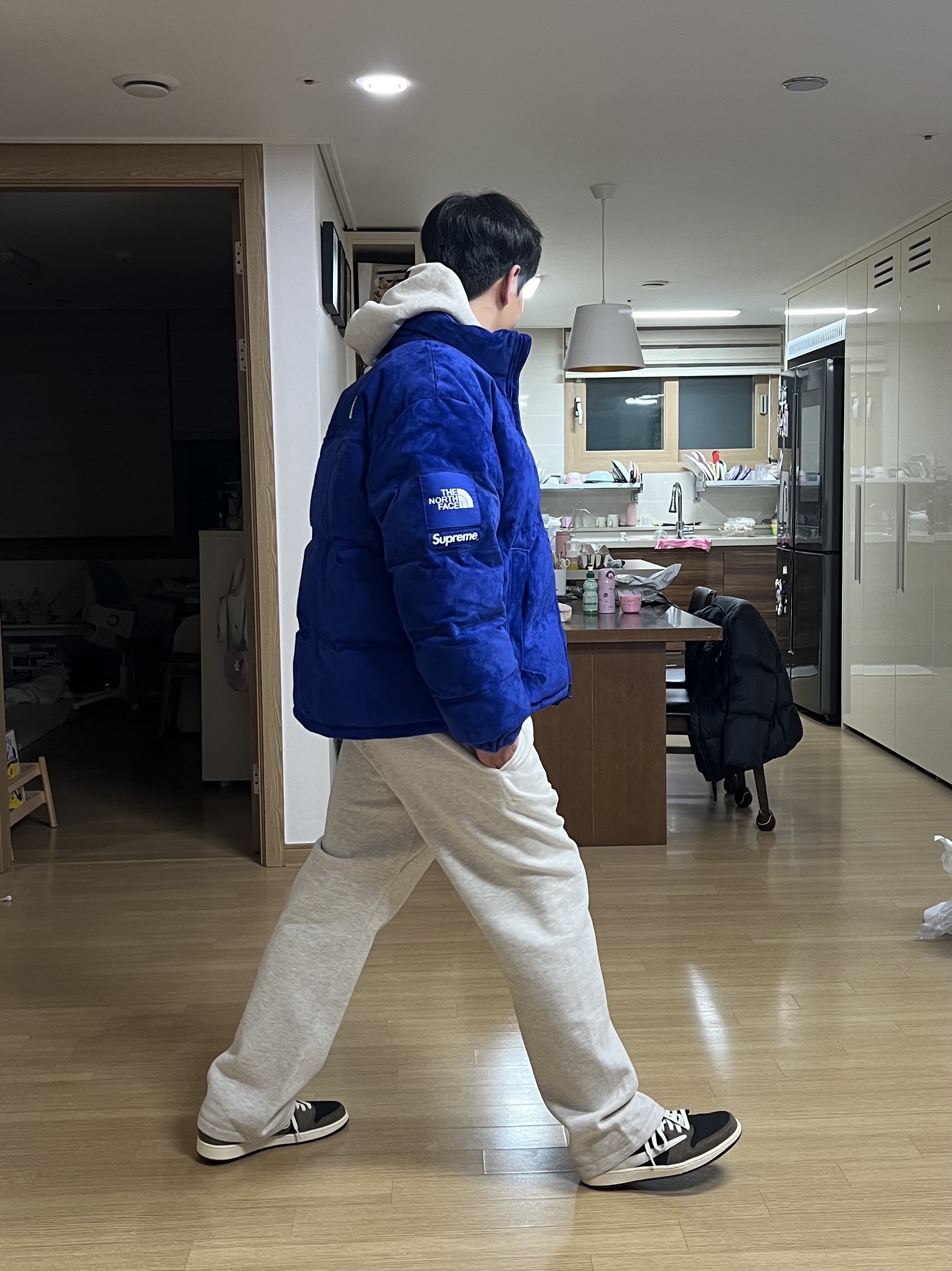 Supreme x The North Face Suede Nuptse Jacket Blue - 23FW, Jordan 1 x Travis Scott Retro Low OG SP Mocha 착용 스타일