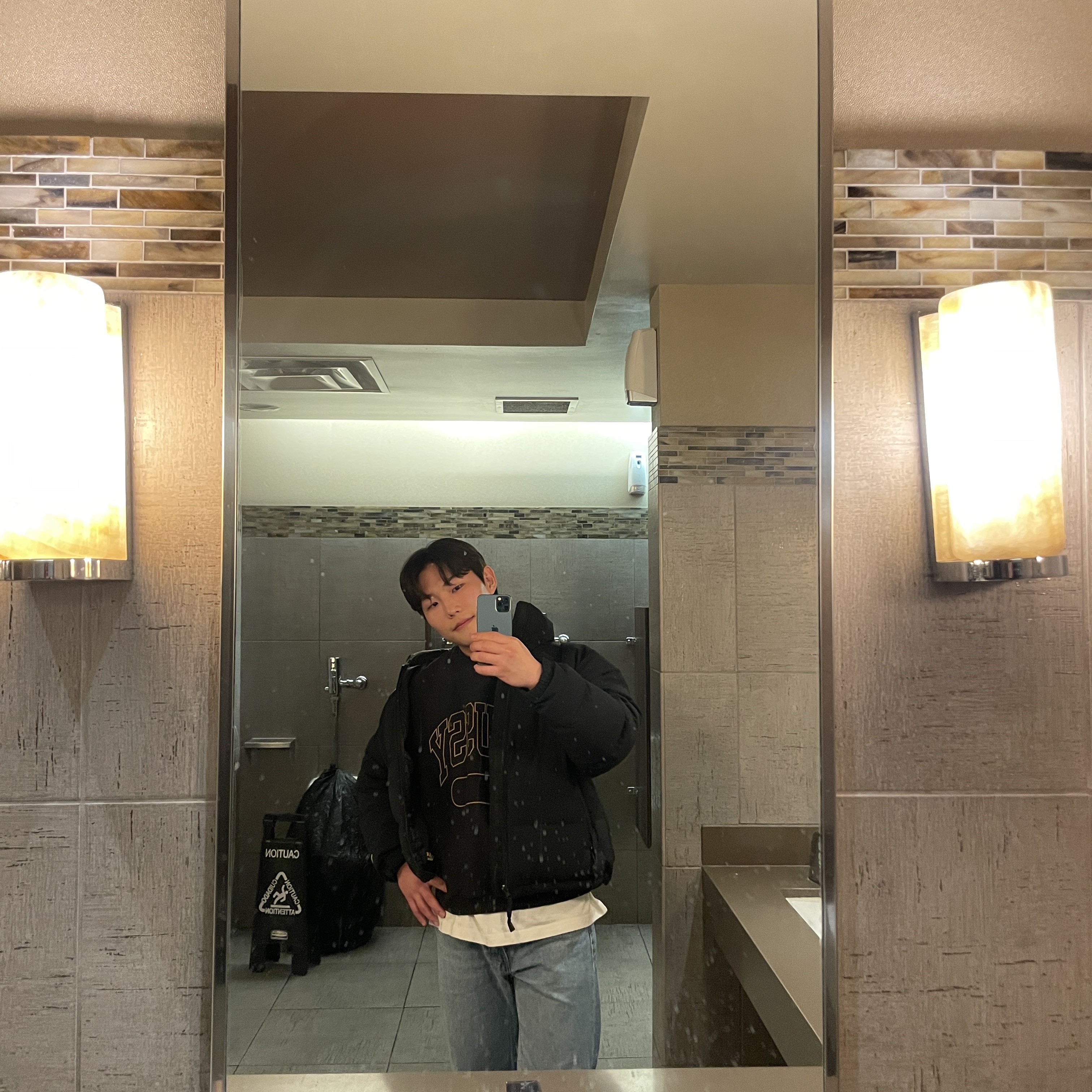 Stussy Varsity Oversized Crew Black 착용 스타일