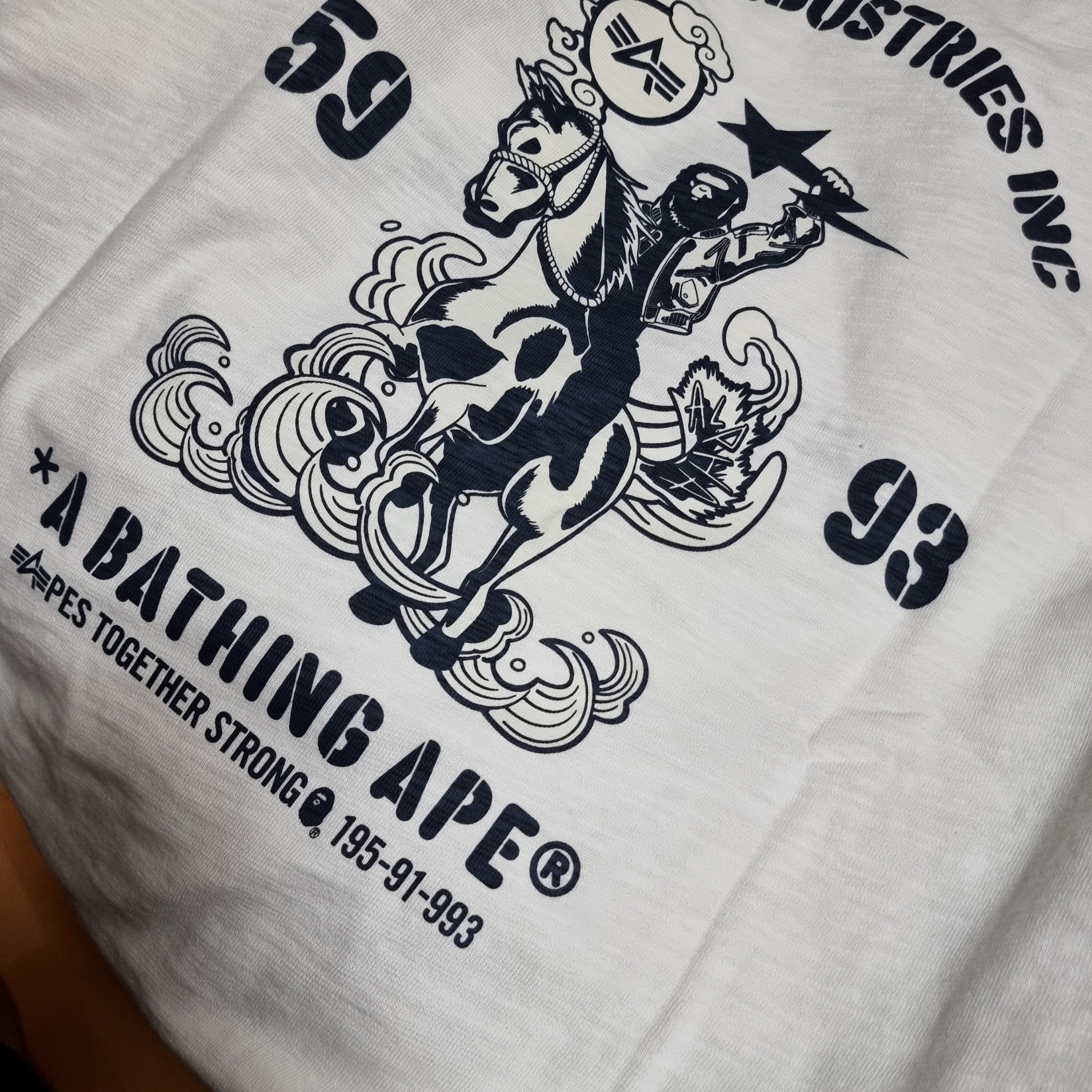 BAPE x Alpha Industries T-Shirt White 착용 스타일