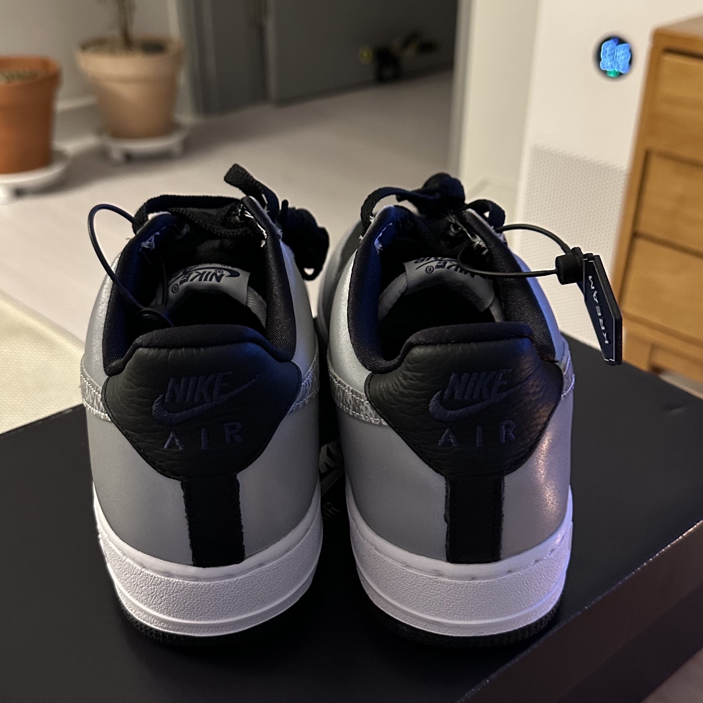 Nike Air Force 1 B Silver Snake 착용 스타일 - 3