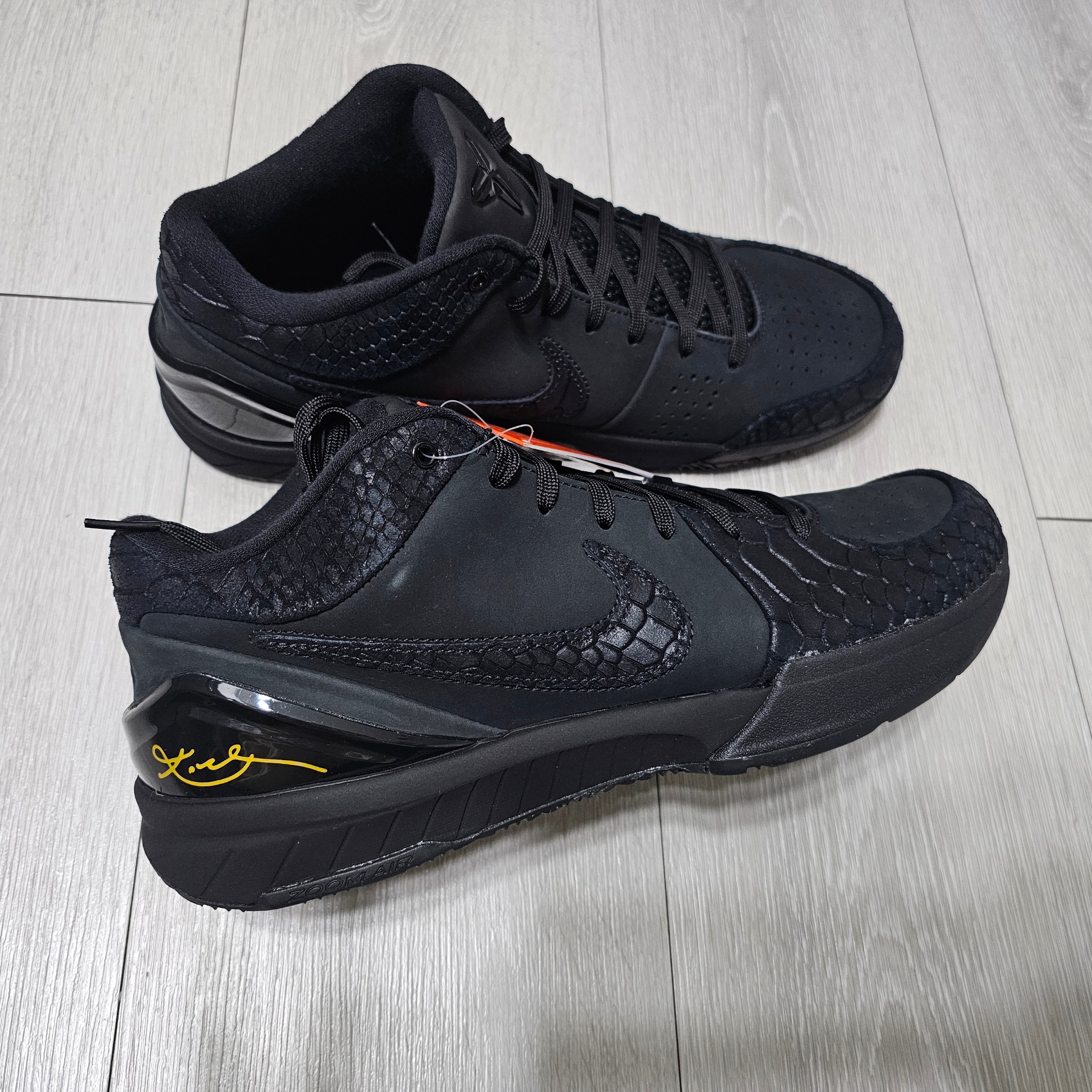 Nike Kobe 4 Protro Black University Gold 착용 스타일