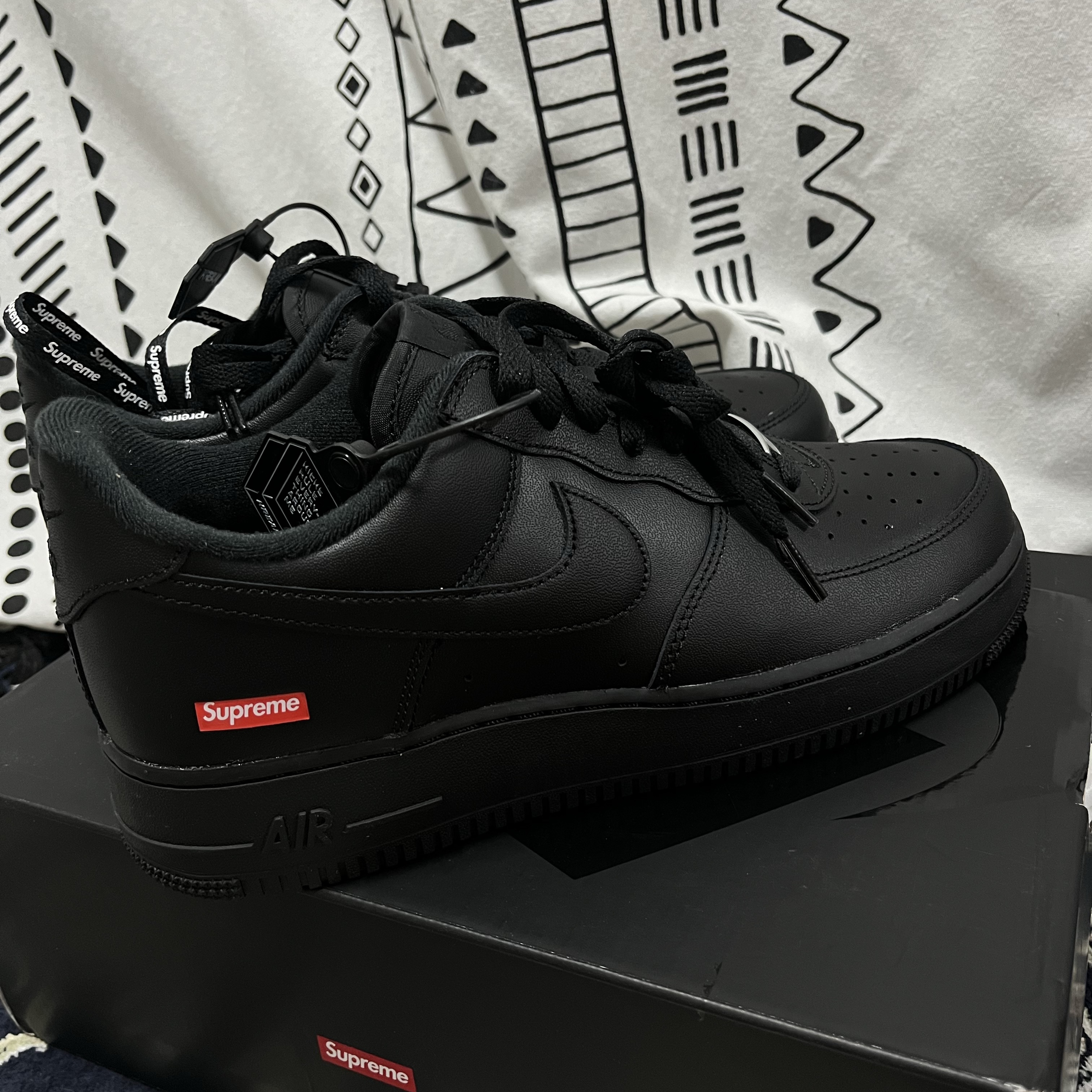 Nike x Supreme Air Force 1 Low Black 착용 스타일 - 2