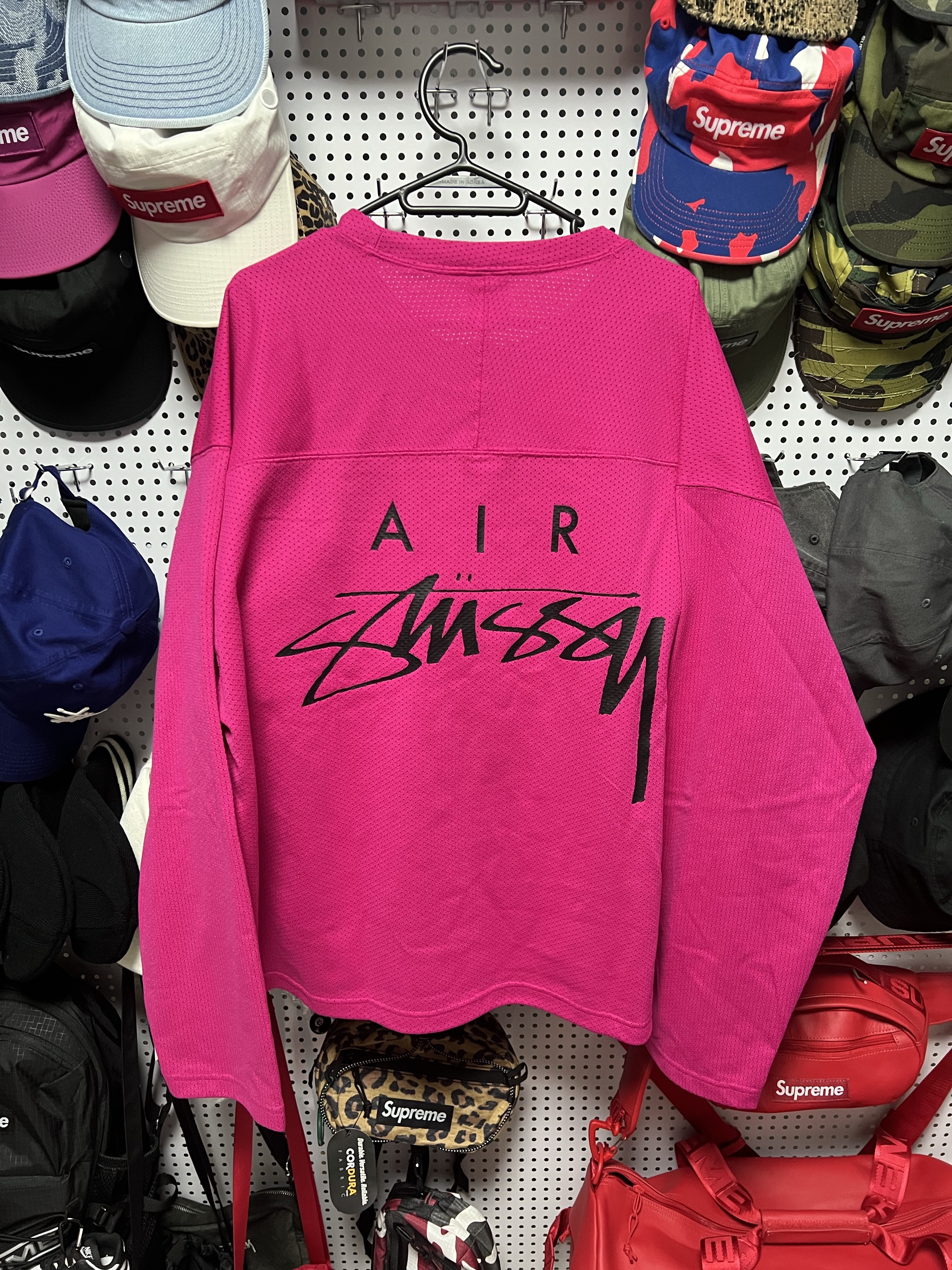 Nike x Stussy Long Sleeve Top Fireberry (FJ9164-615), Stussy Basic Stock Low Pro Cap Magenta 착용 스타일 - 2