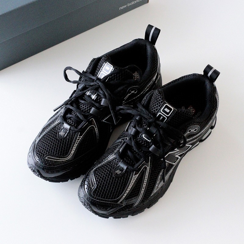 New Balance 1906R Black Silver Metallic 착용 스타일 - 1