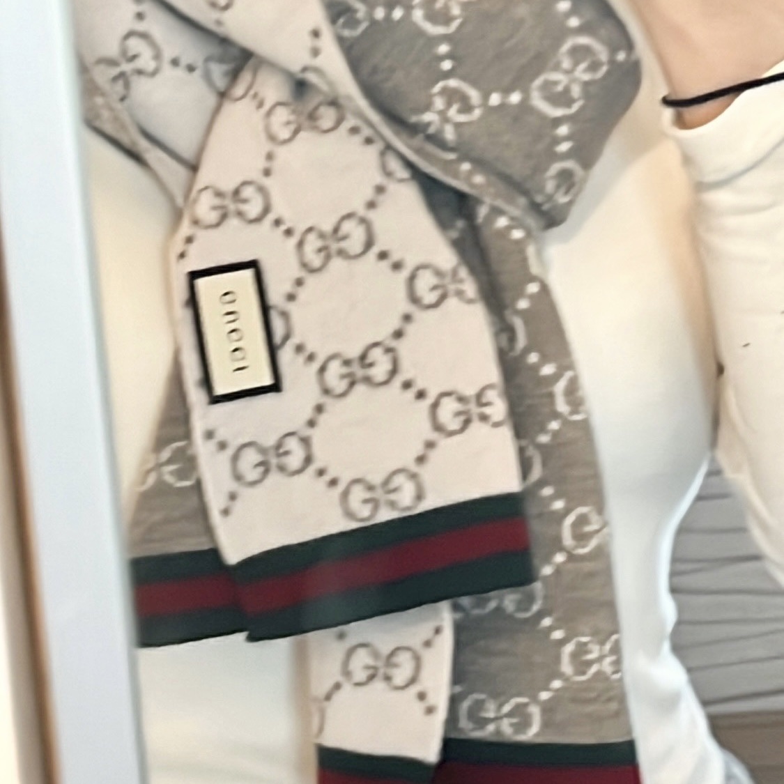 Gucci GG Marmont Card Case Wallet White, Gucci GG Two-Tone Wool Scarf Beige 착용 스타일 - 2