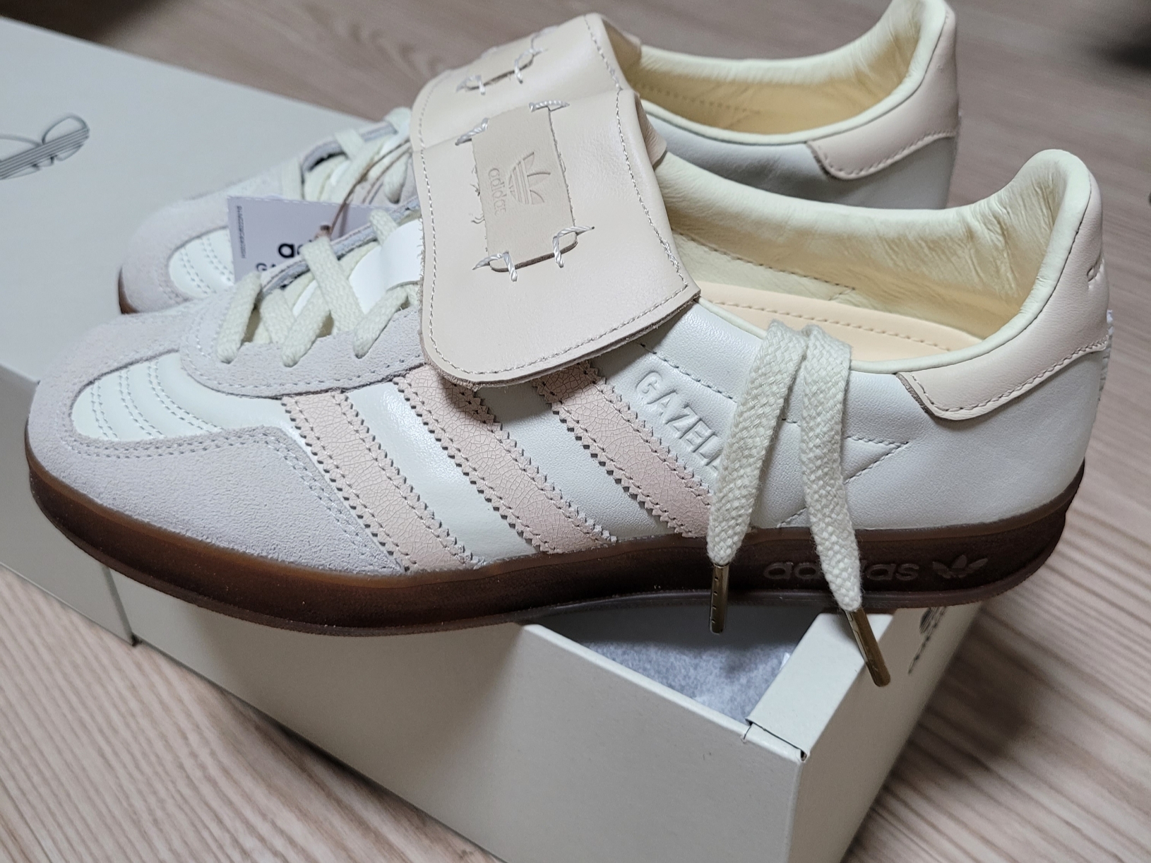 Adidas x Foot Industry Gazelle Indoor Off White Sand Strata 착용 스타일 - 2