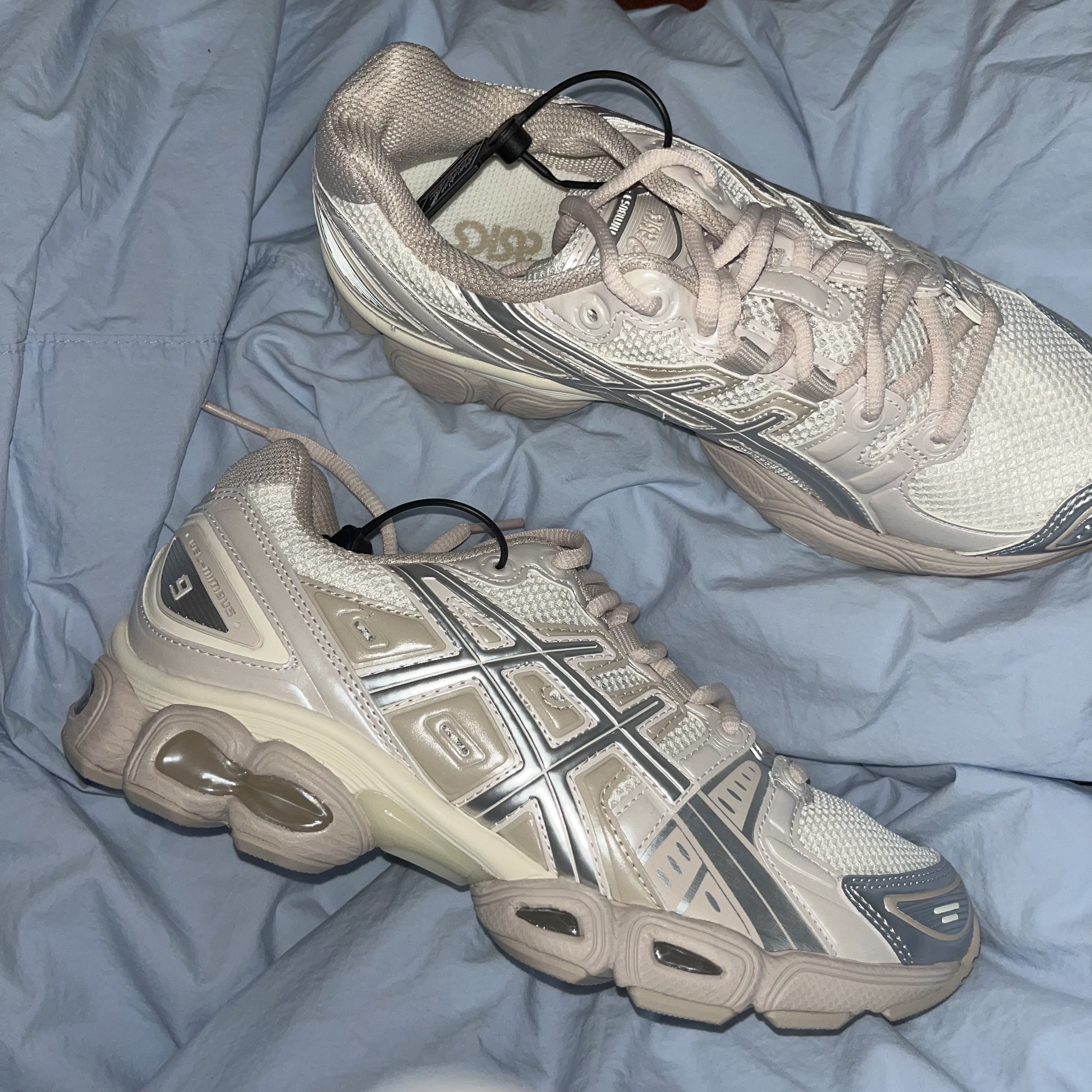 (W) Asics Gel-Nimbus 9 Cream Mineral Beige 착용 스타일 - 1