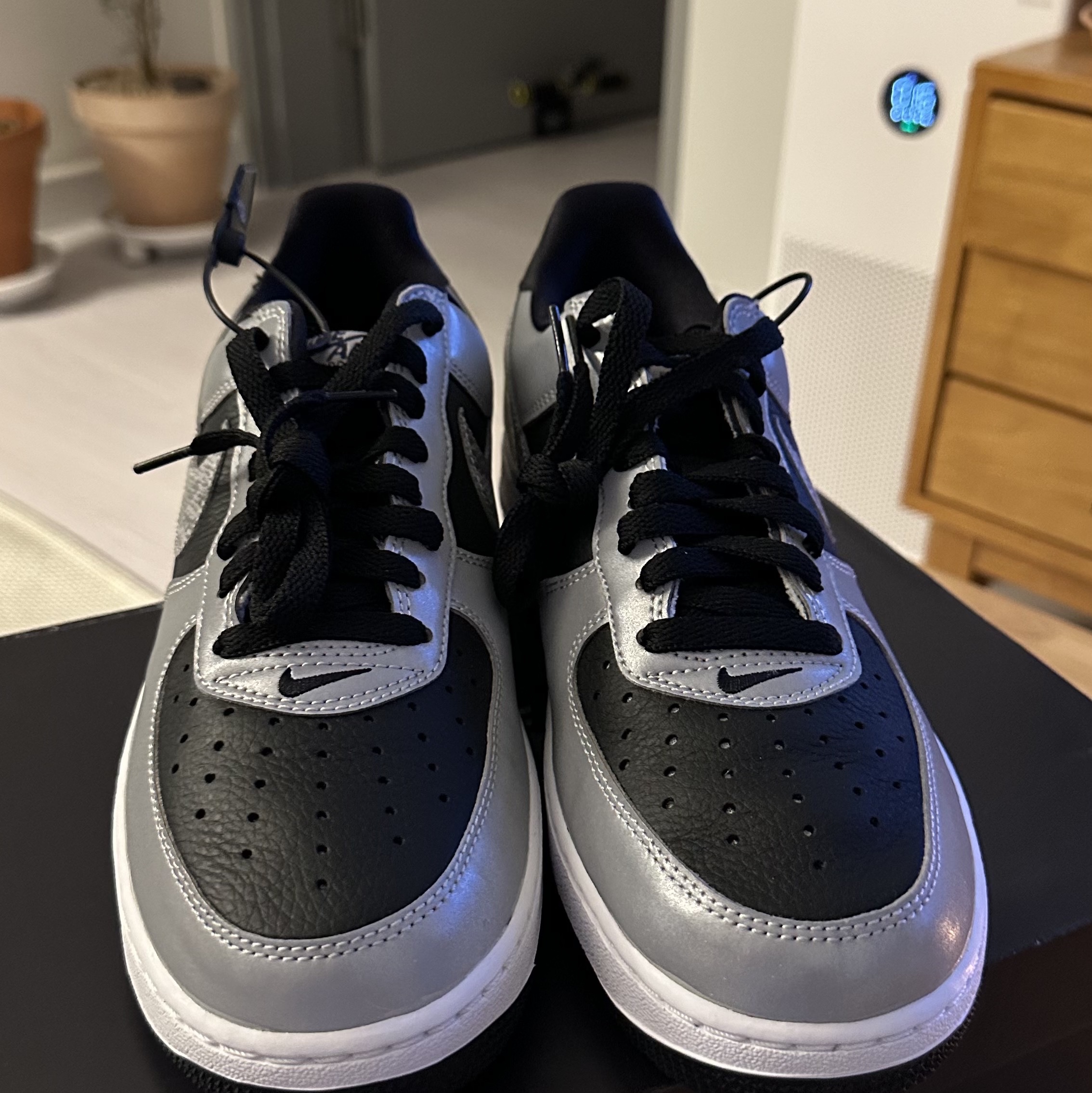 Nike Air Force 1 B Silver Snake 착용 스타일 - 2