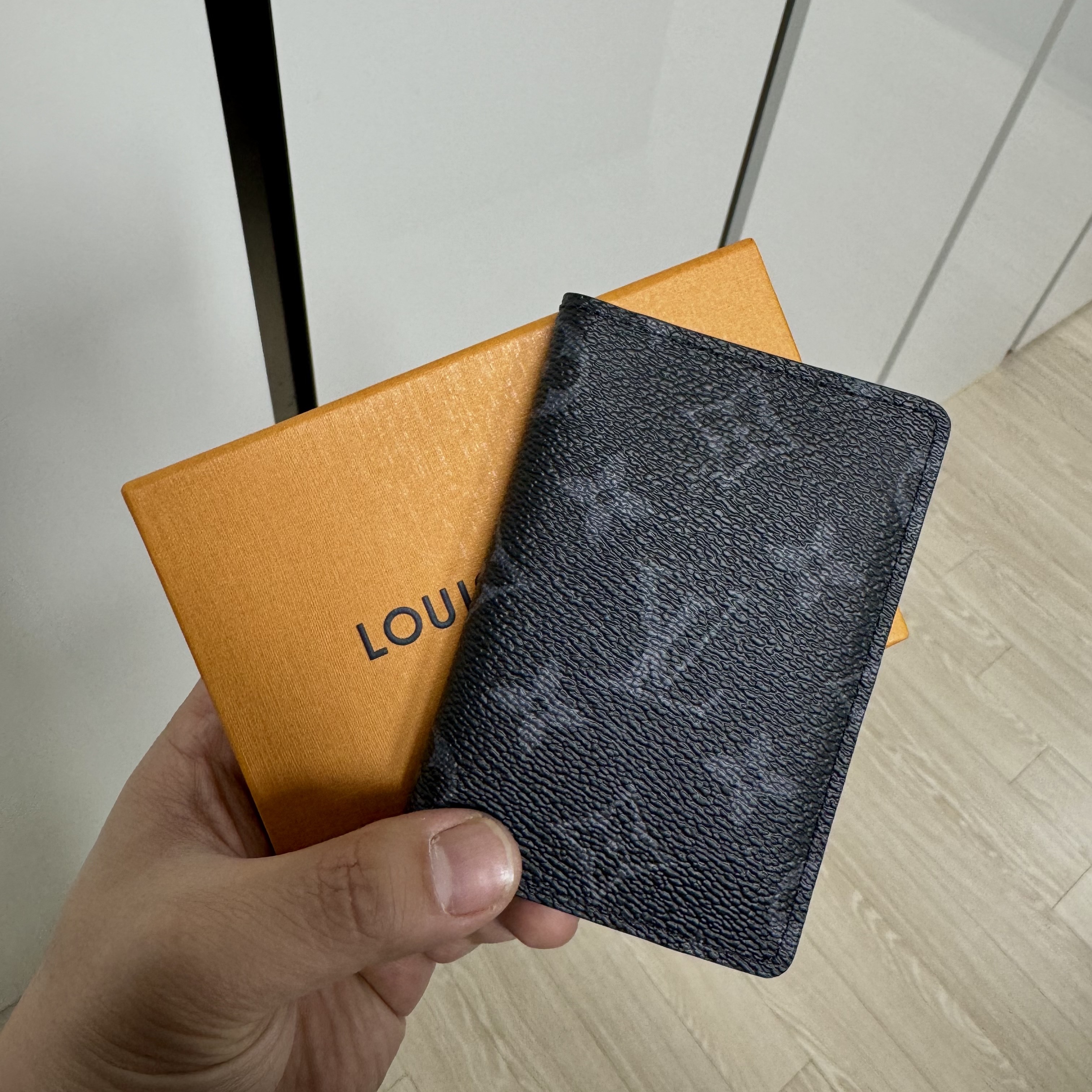 Louis Vuitton Pocket Organizer Monogram Eclipse 착용 스타일 - 3