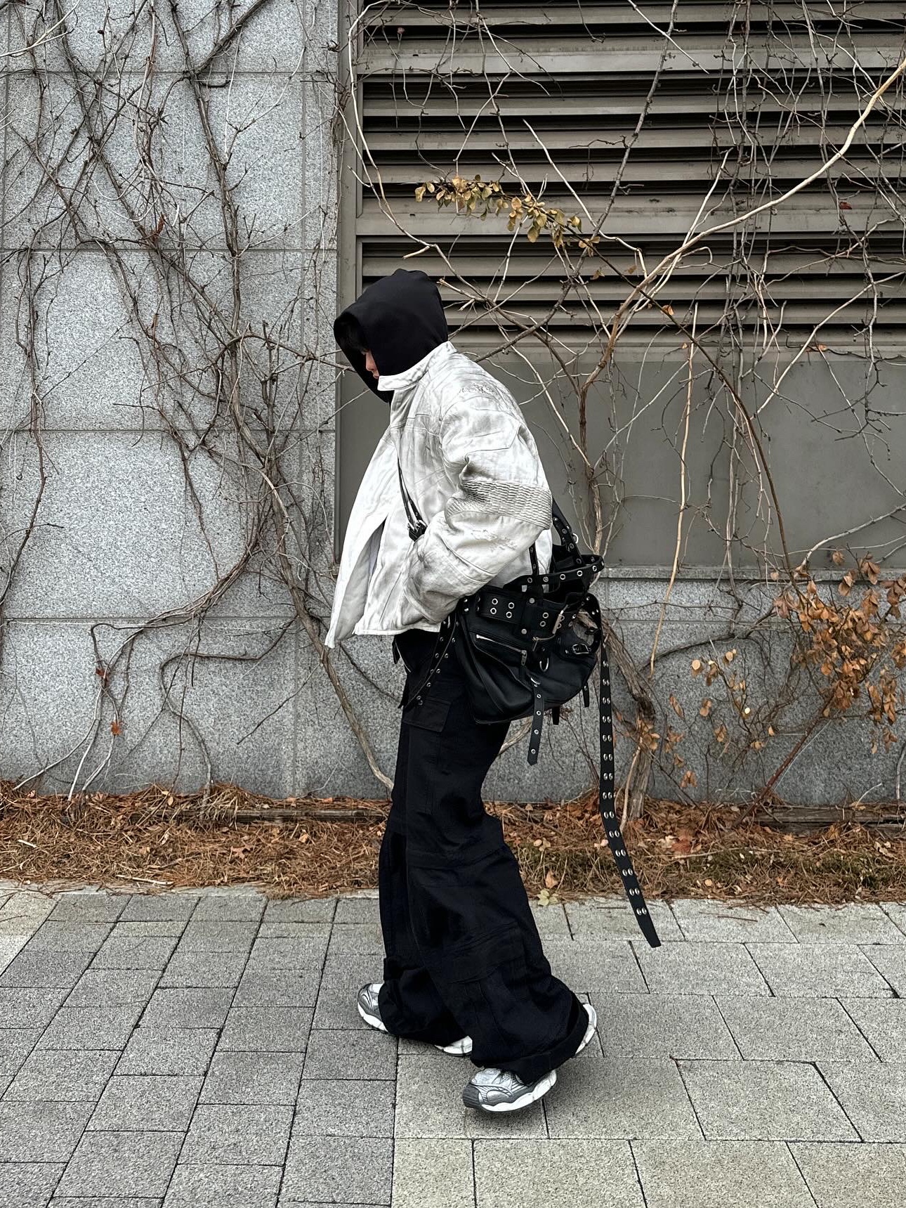 Balenciaga 3XL Sneakers Grey White Red, Balenciaga Flared Cargo Pants Black 착용 스타일 - 1