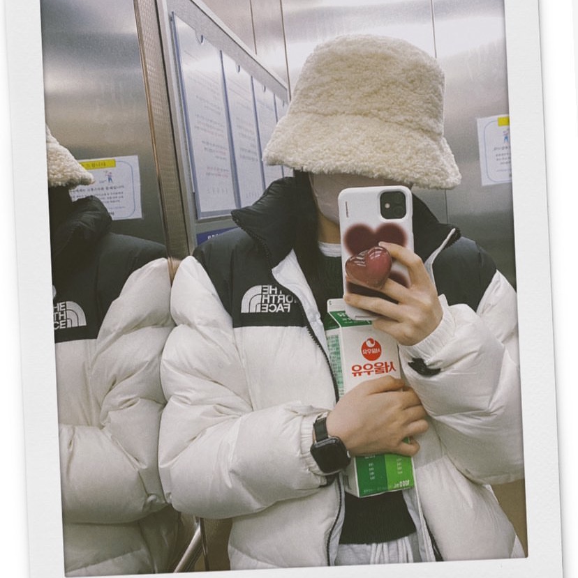 The North Face 1996 Eco Nuptse Jacket White, Apple Watch SE 40mm GPS Midnight Aluminum Case with Sport Band Midnight (Korean Ver.) 착용 스타일 - 1