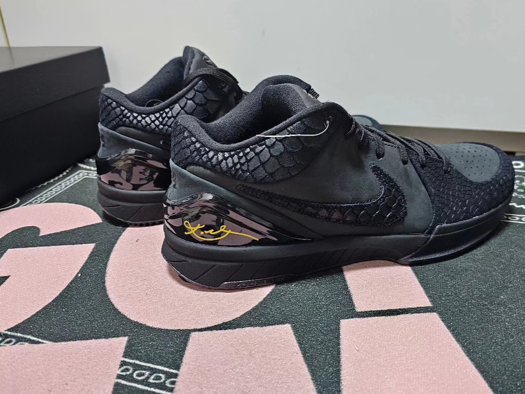 Nike Kobe 4 Protro Black University Gold 착용 스타일 - 2