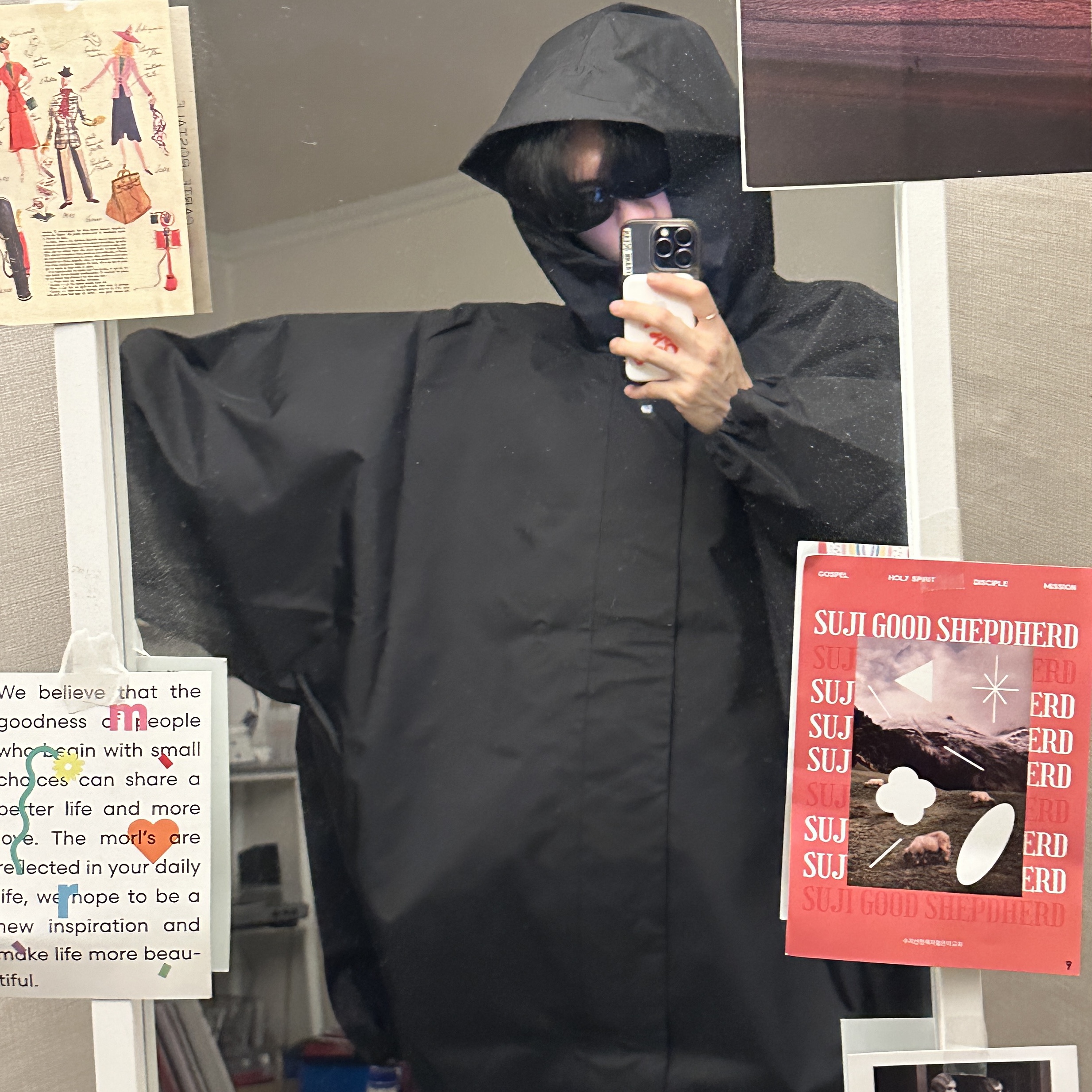 Yeezy Gap Engineered By Balenciaga T-Cut Parka Black 착용 스타일 - 2