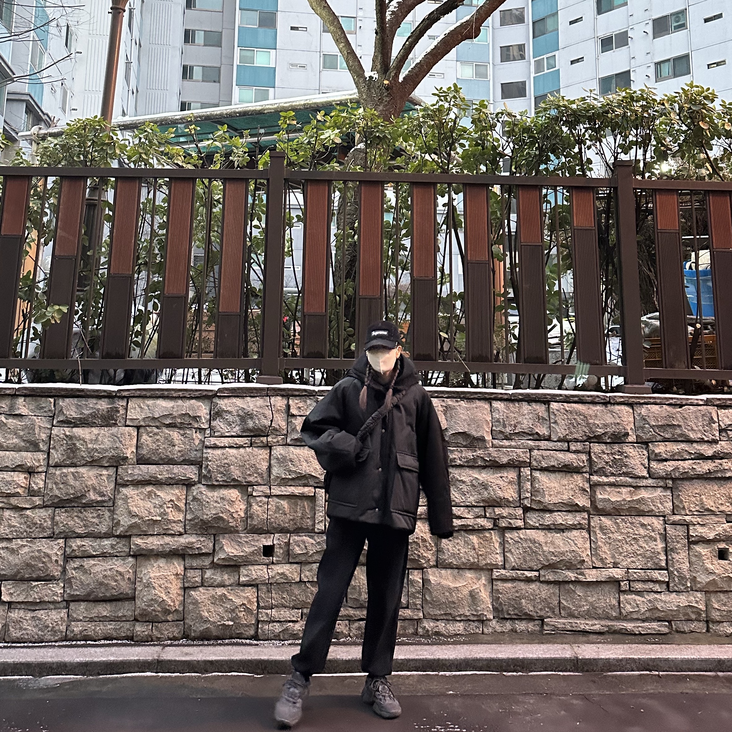 Adidas Yeezy 500 Utility Black 2022/2023, COS Quilted Messenger Bag Black 착용 스타일 - 1