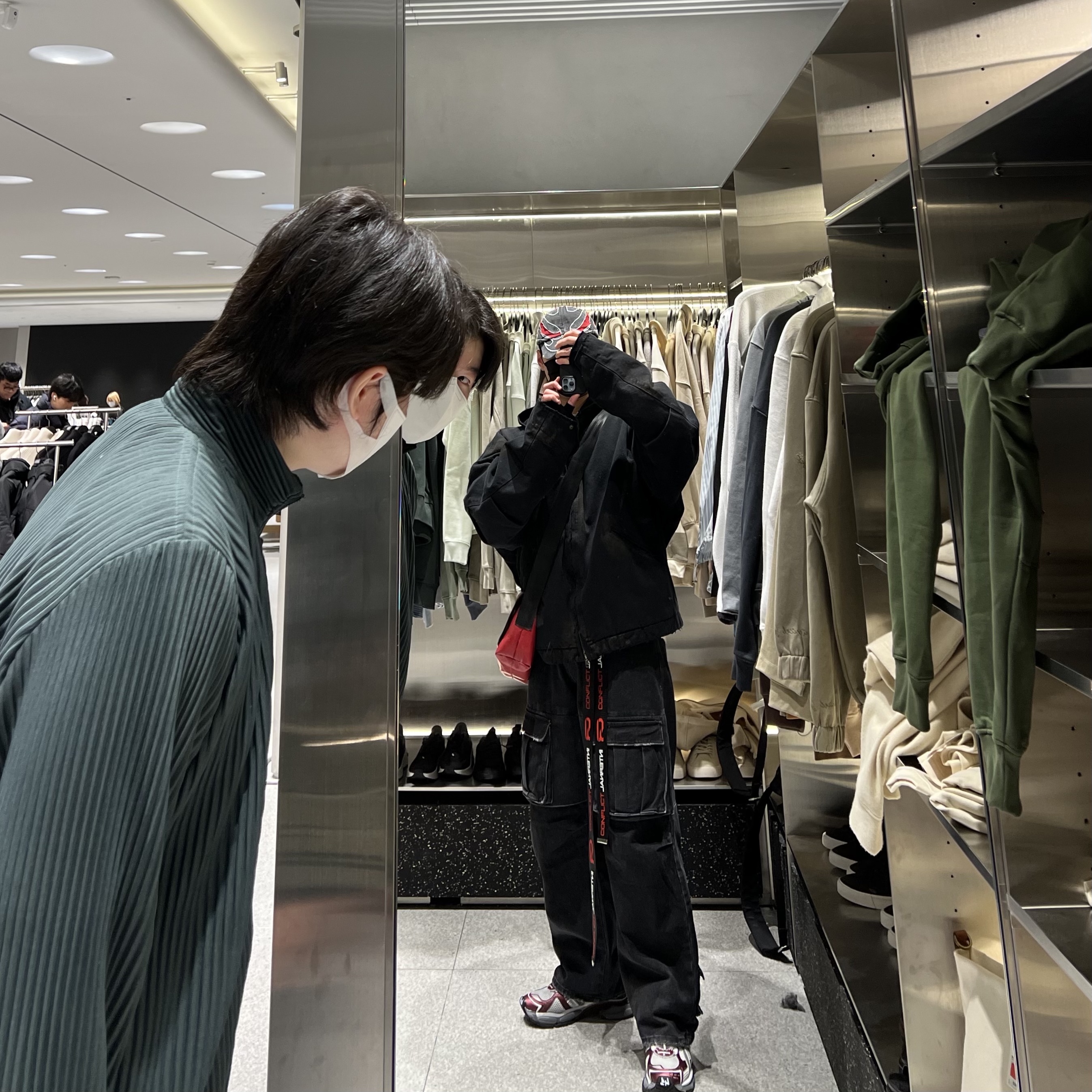 떠그 클럽 쵸퍼 플레임 스터드 캡 레드, 프로젝트 G/R 디스트레스 머드 워크 자켓 블랙 착용 스타일 - 3