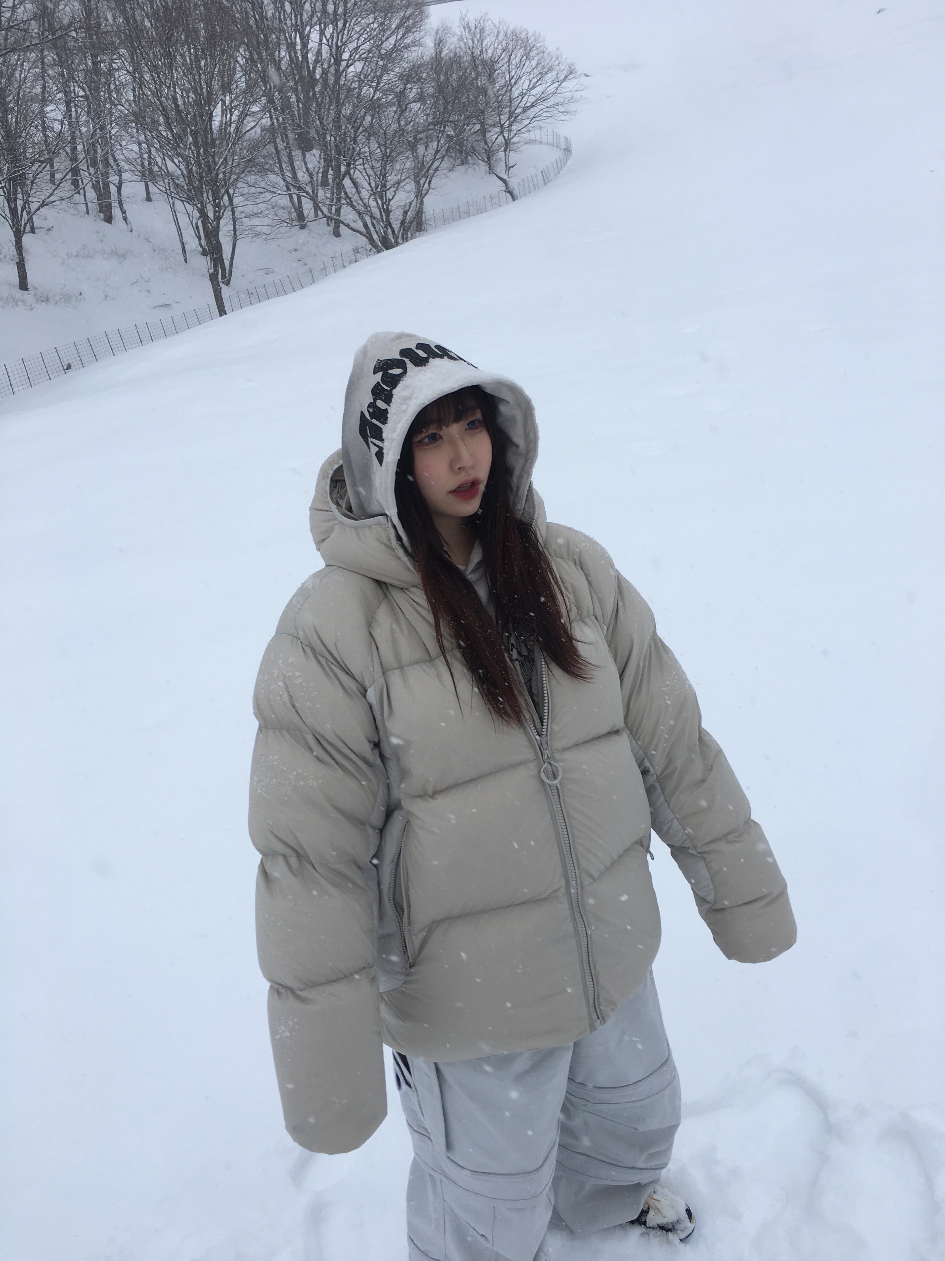 팔라스 퍼텍스 매트 바라클라바 푸파 스톤 아르티카 - 23FW, 파프롬왓 파 레이어드 워크 팬츠 화이트 착용 스타일 - 1