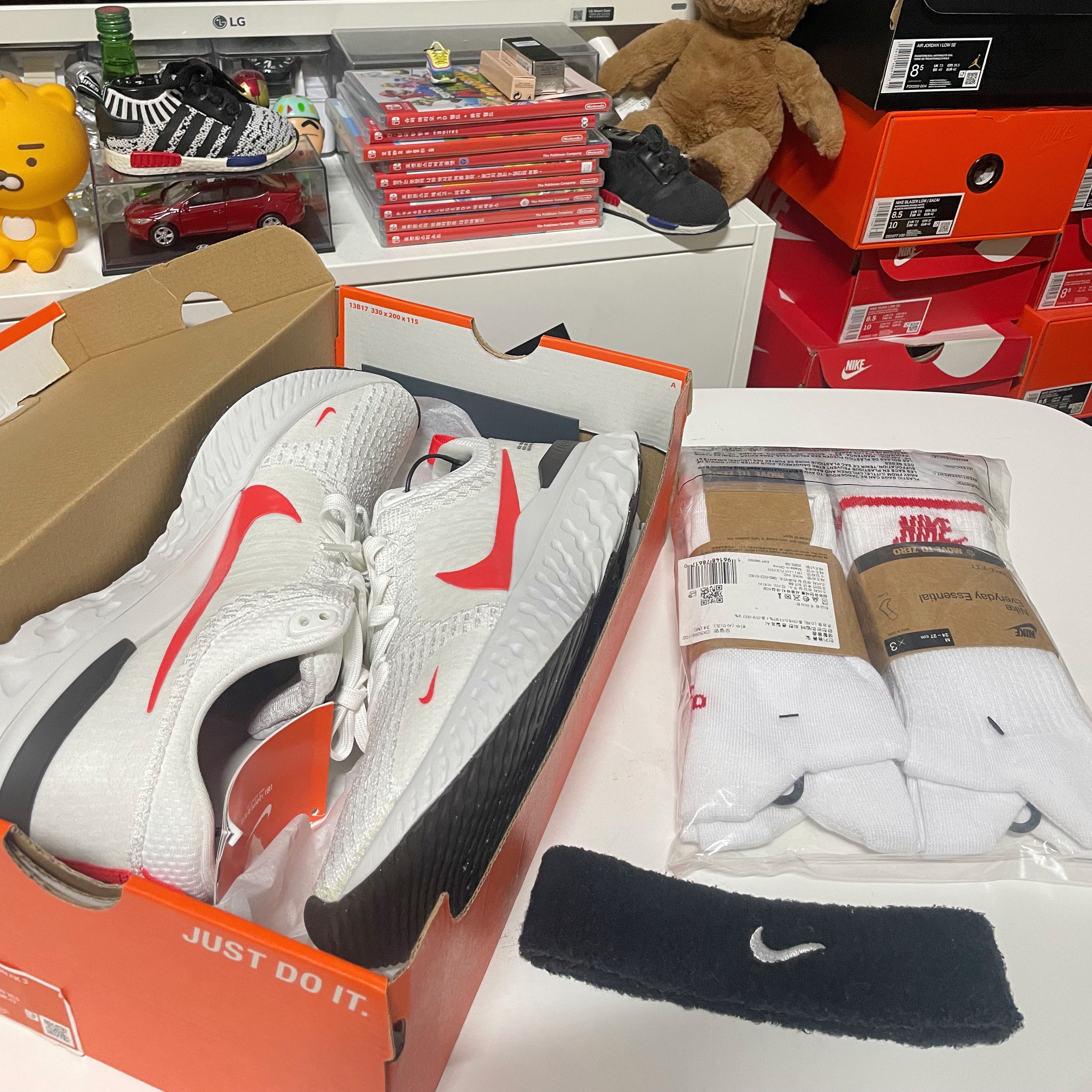 Nike React Infinity Run Flyknit 3 White Platinum Tint, Nike NSW Everyday Essential Crew Socks White University Red (3 Pack/Korean Ver.) 착용 스타일