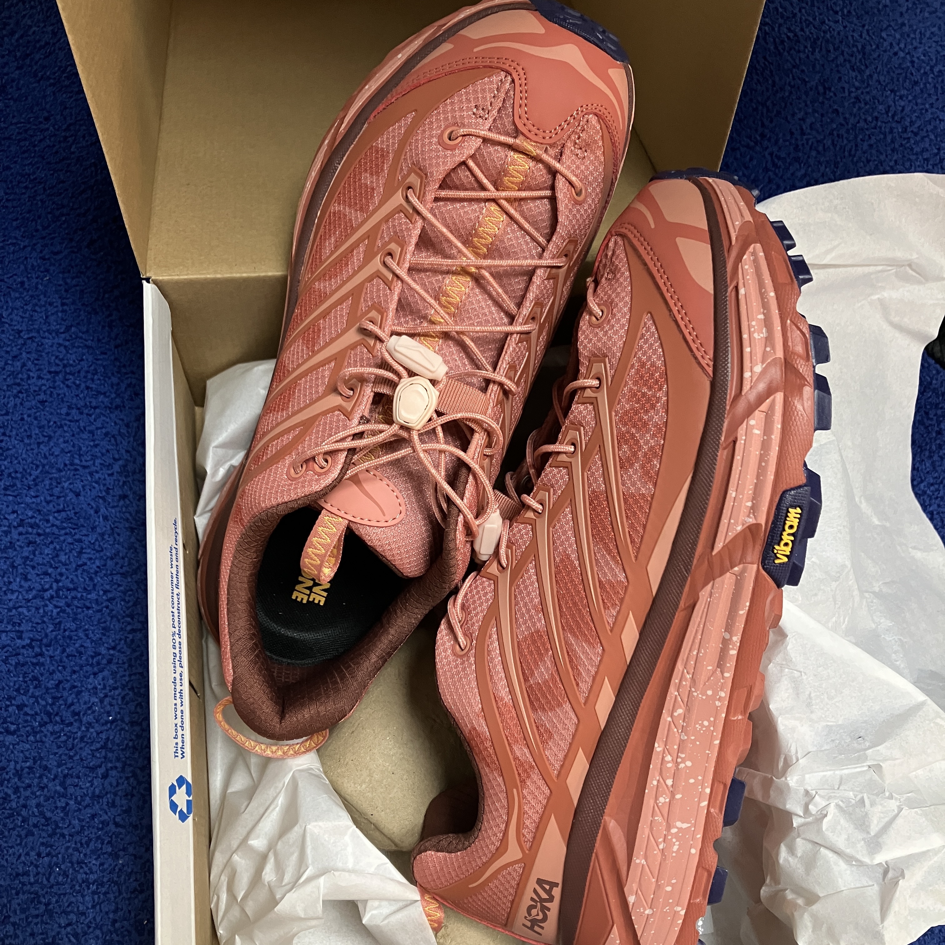Hoka Mafate Three 2 Hot Sauce Earthenware 착용 스타일