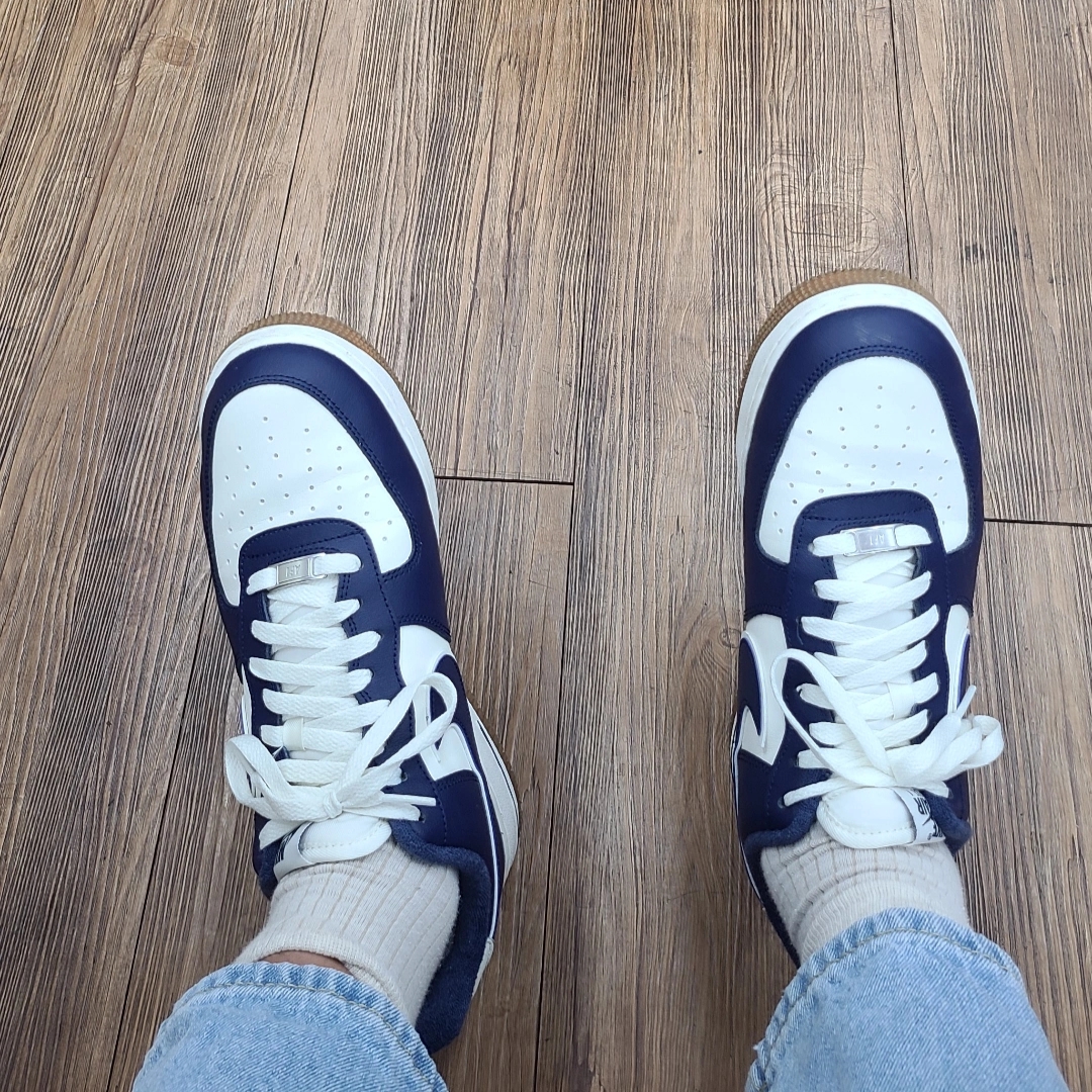 Nike Air Force 1 '07 LV8 Midnight Navy 착용 스타일
