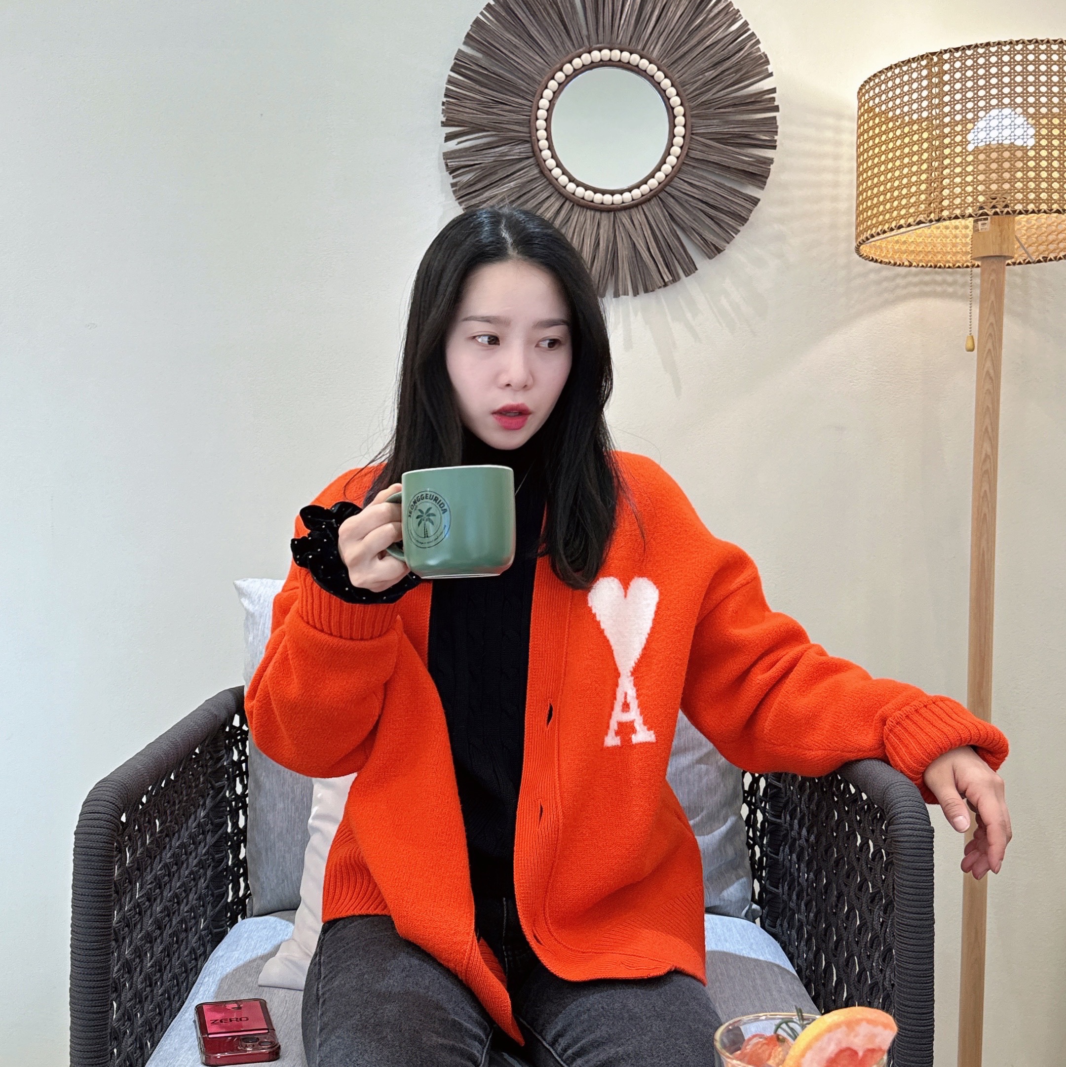 AMI de Coeur Oversize Intarsia Cardigan Red Black 착용 스타일