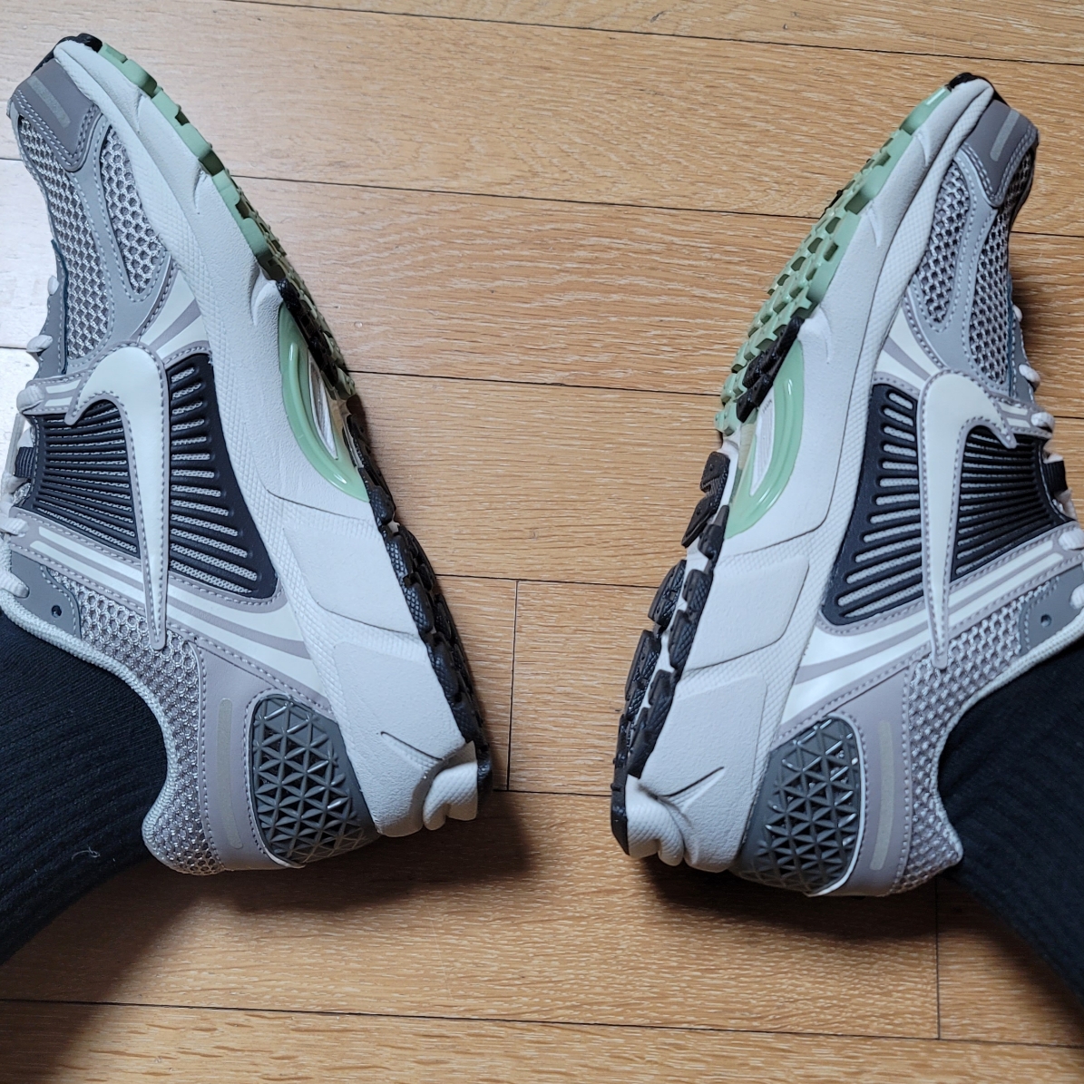 (W) Nike Zoom Vomero 5 Cobblestone and Flat Pewter 착용 스타일 - 4