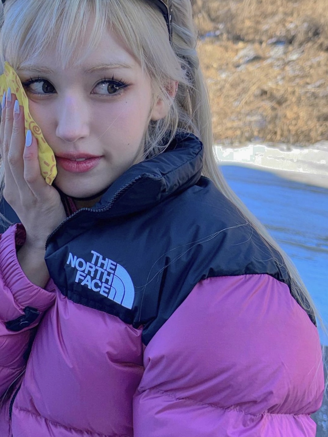 Gentle Monster x Maison Margiela MM003 Black Black, (W) The North Face Nuptse Short Jacket Fuchsia Pink 착용 스타일 - 2