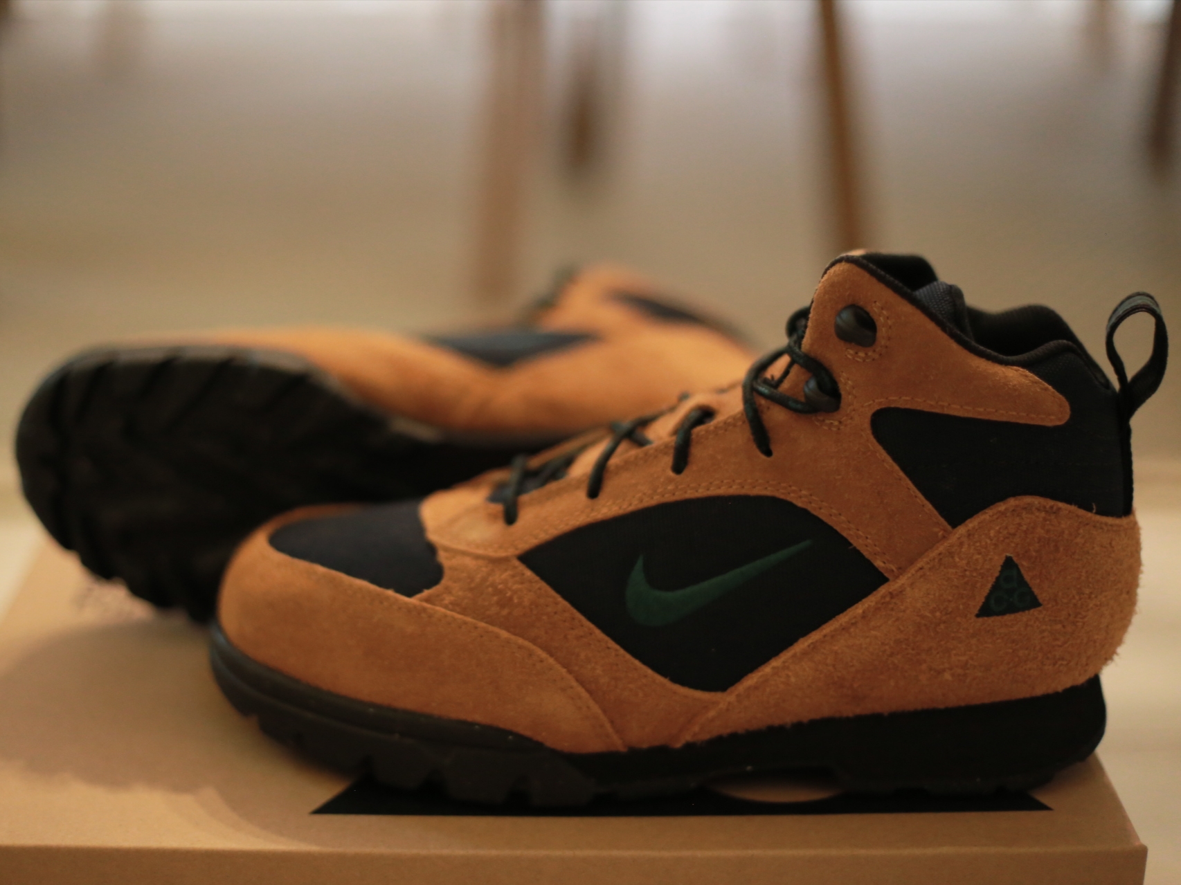Nike ACG Torre Mid Waterproof Burnt Sienna and Obsidian, Nike ACG Torre Mid Waterproof Pecan and Olive Grey 착용 스타일 - 4