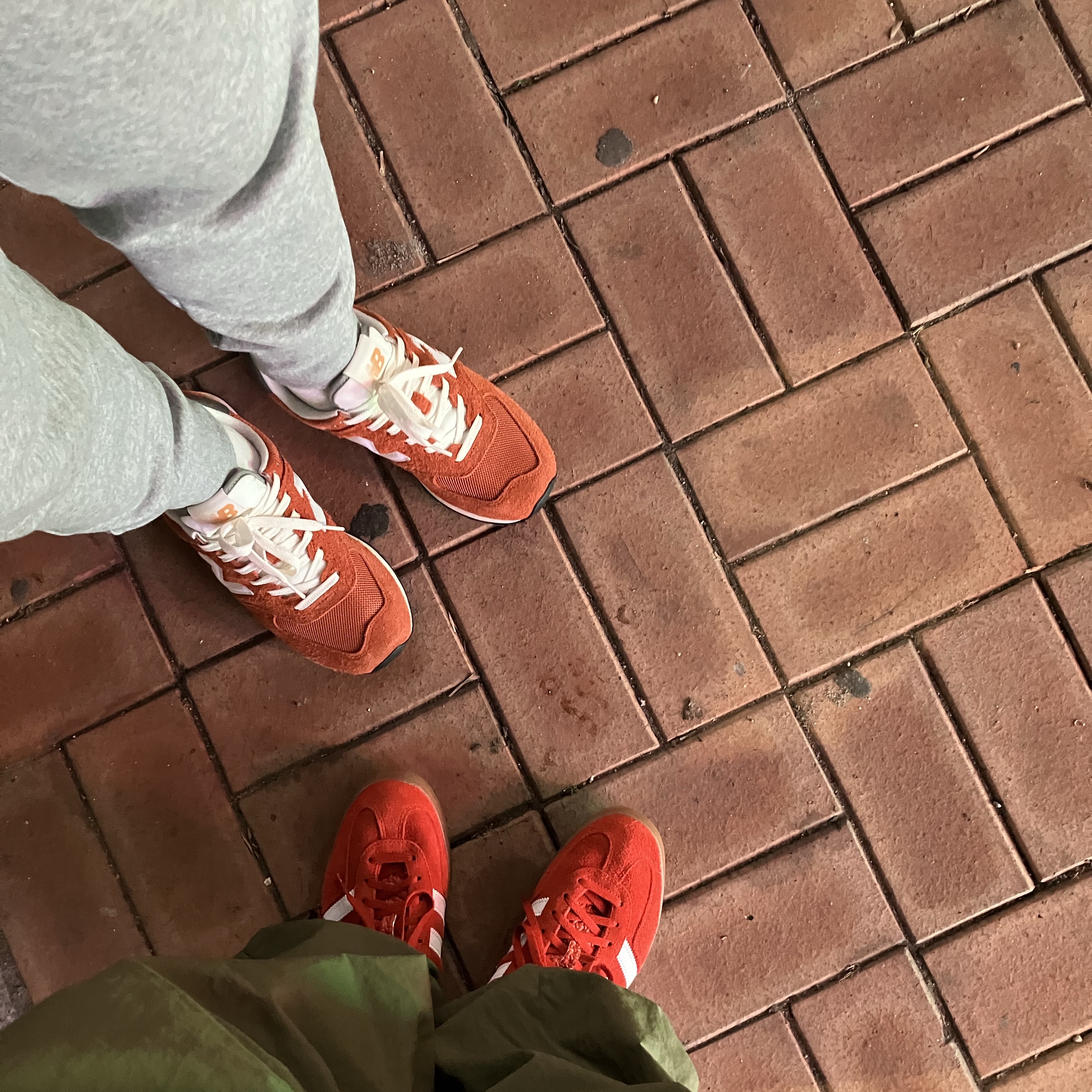 (W) Adidas Gazelle Indoor Bold Orange Cloud White, New Balance 574 Heritage Orange Burst White 착용 스타일