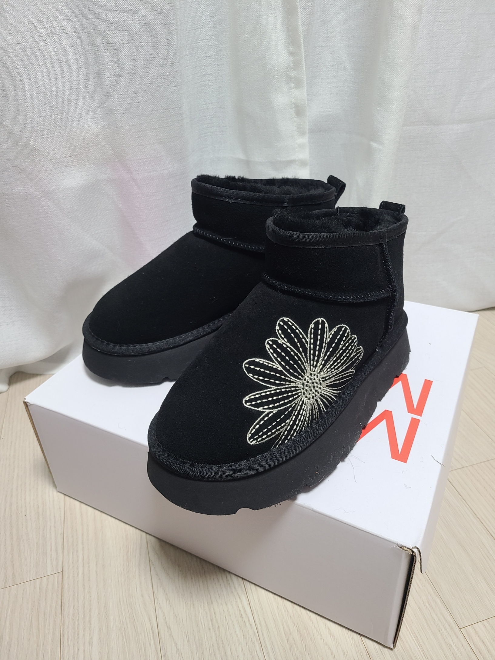 Mardi Mercredi Les Pompes Women Classique Mini Ugg Boots Black 착용 스타일 - 2